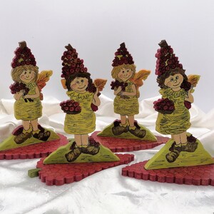 Decoración otoñal de madera - "Las cuatro uvadoras" Alto 20 cm Ancho 18 cm Figuras otoñales sostenibles recortadas y pintadas a mano Uvas de vino