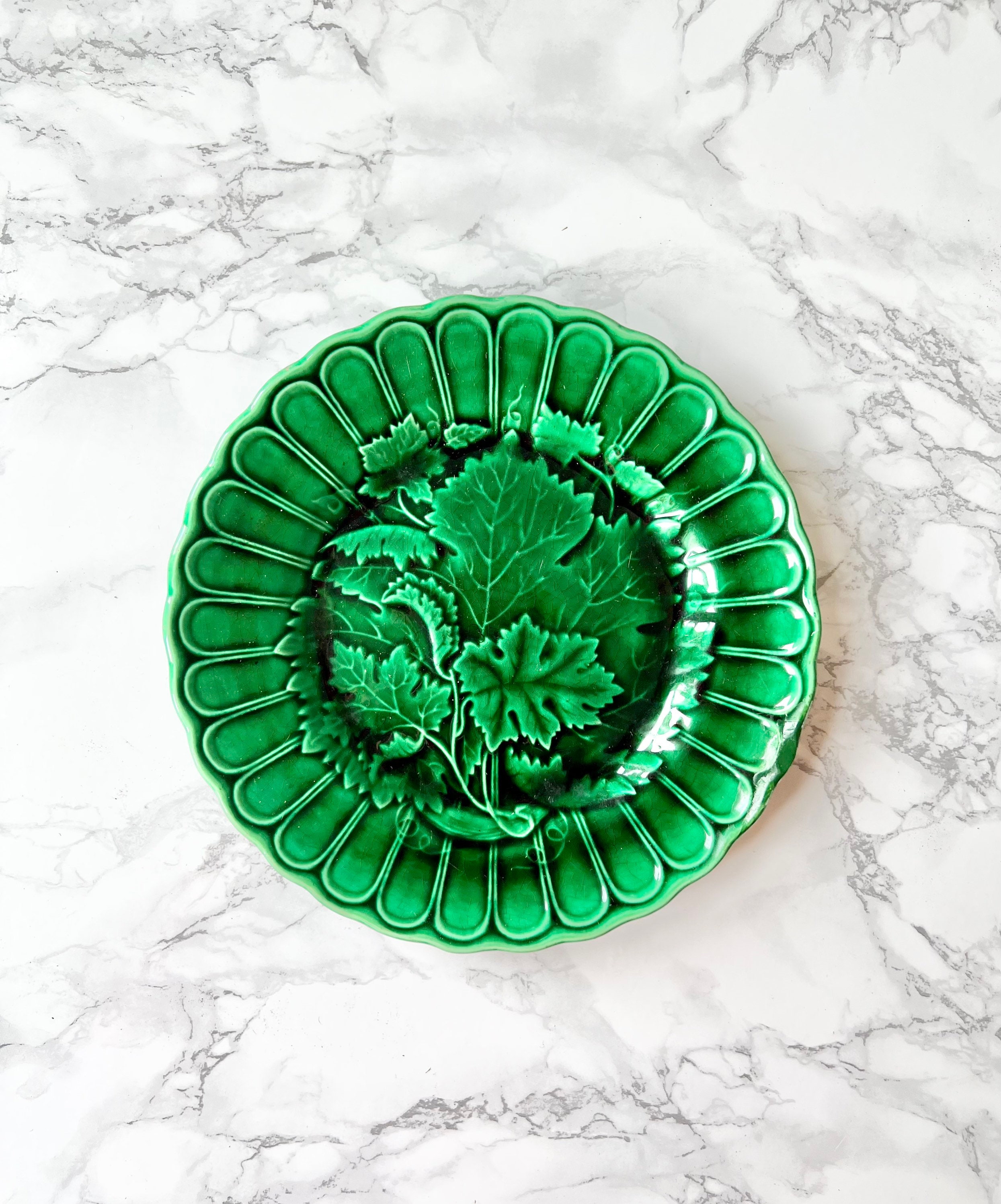 Assiette Ancienne en Faïence Vert Foncé à Décor Moulé de Feuilles Vigne et Godrons