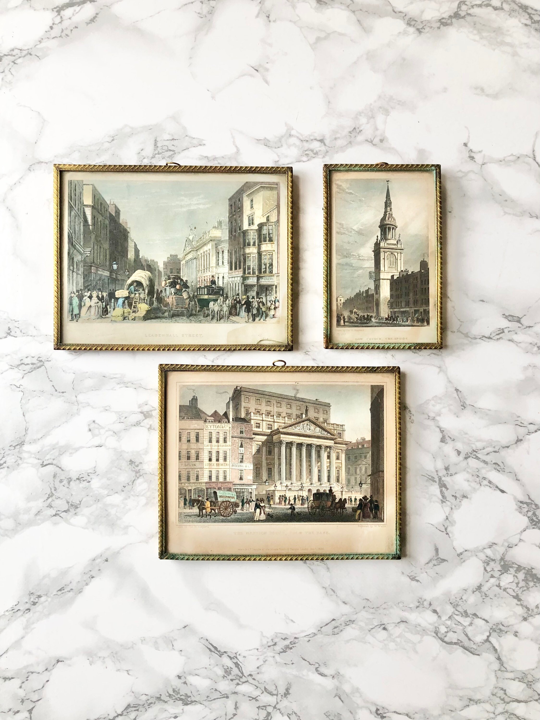 Ensemble de 3 Cadres Anciens Renfermant Des Gravures Victoriennes Aquarellées Montrant Rues Londres