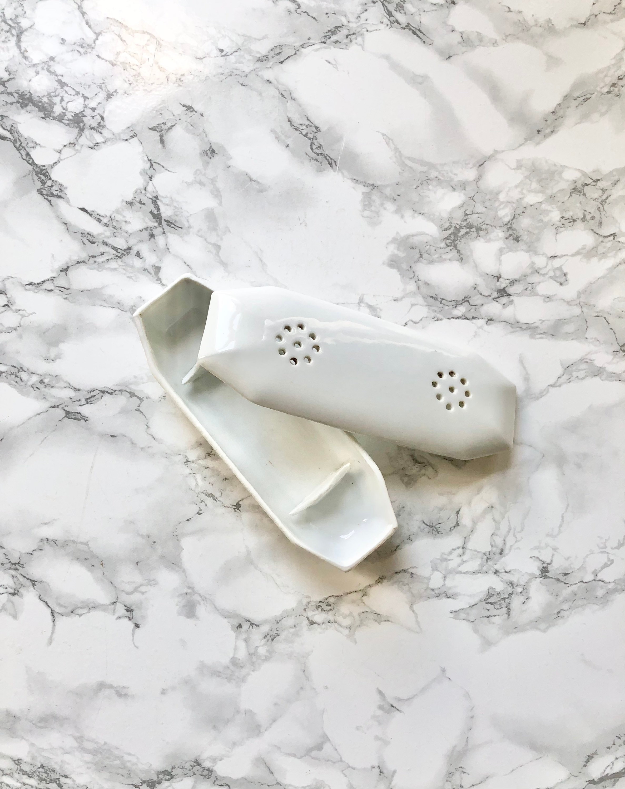 Très Joli Porte-Peigne ou Brosse à Dents Français Ancien en Porcelaine Blanche
