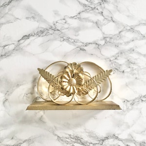 Bandeja de correio em metal dourado antigo decorado com flores e folhas - década de 1950