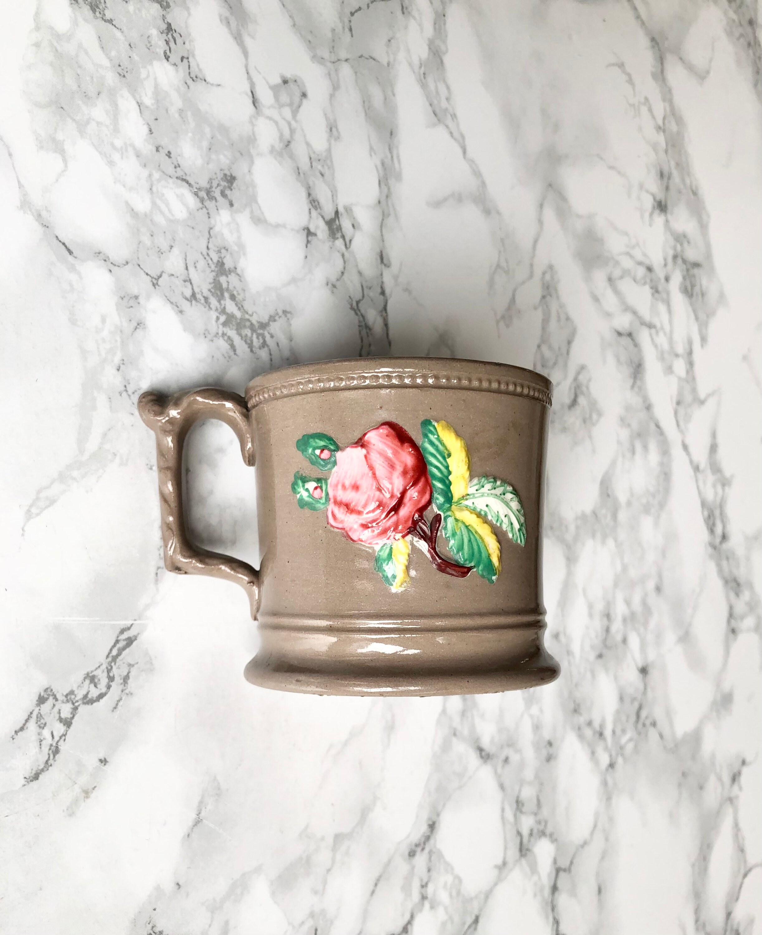 Grande Tasse à Thé en Faïence Bel Ciel Décor Argenté de Fleurs - Travail Anglais Du Xixe Siècle