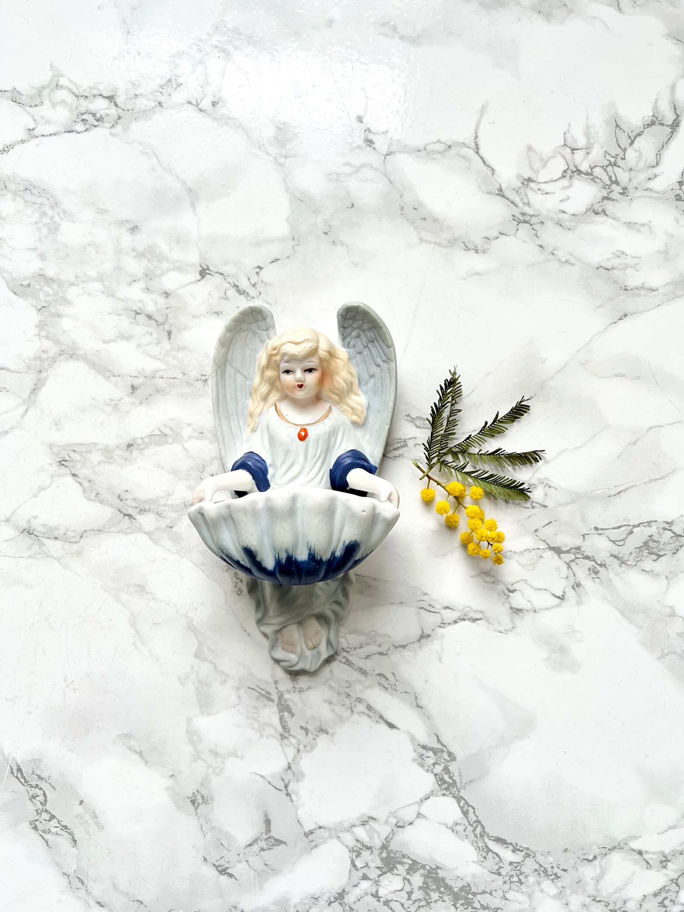 Bénitier Ancien en Biscuit Coloré Représentant Un Ange Blond