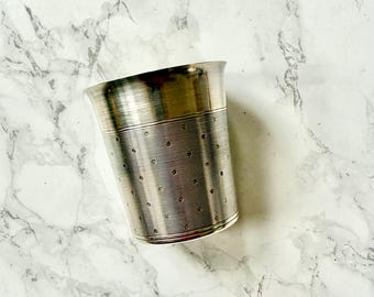 Vintage Franse doopbeker, bierpul, drinkbeker met guilloché decoratie en stippen, klein verzilverd vaasje, traditioneel Frans cadeau