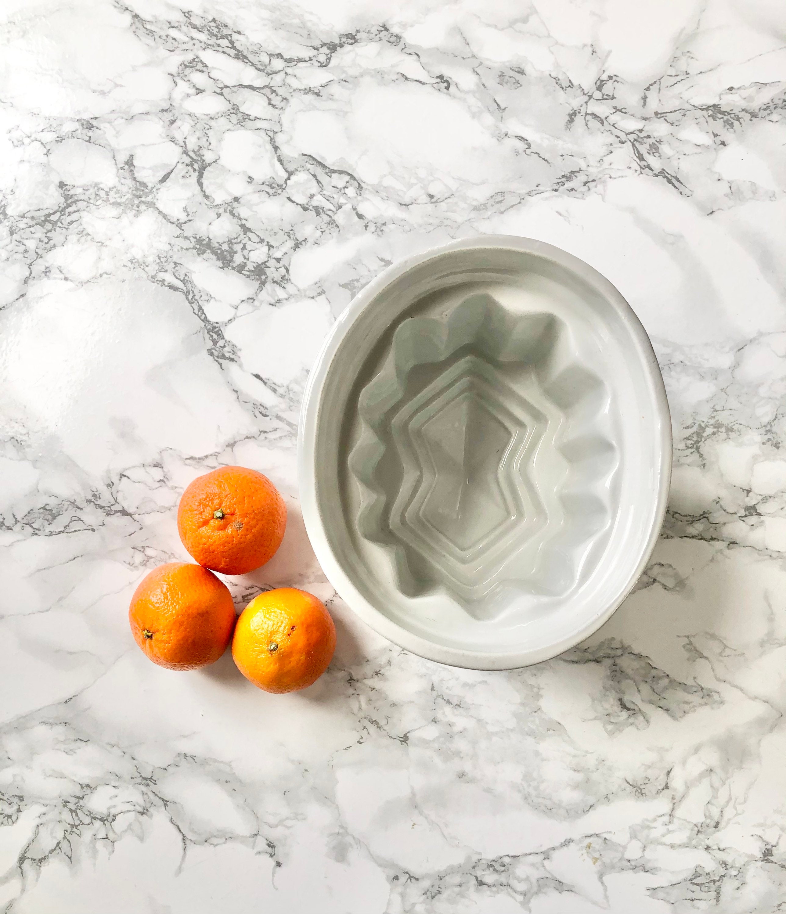 Moule Ancien Anglais à Gelée ou Entremet en Porcelaine Blanche Épaisse Décor Géométrique