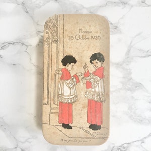 Antigua caja francesa de grageas decorada con dos monaguillos - Fecha 1928