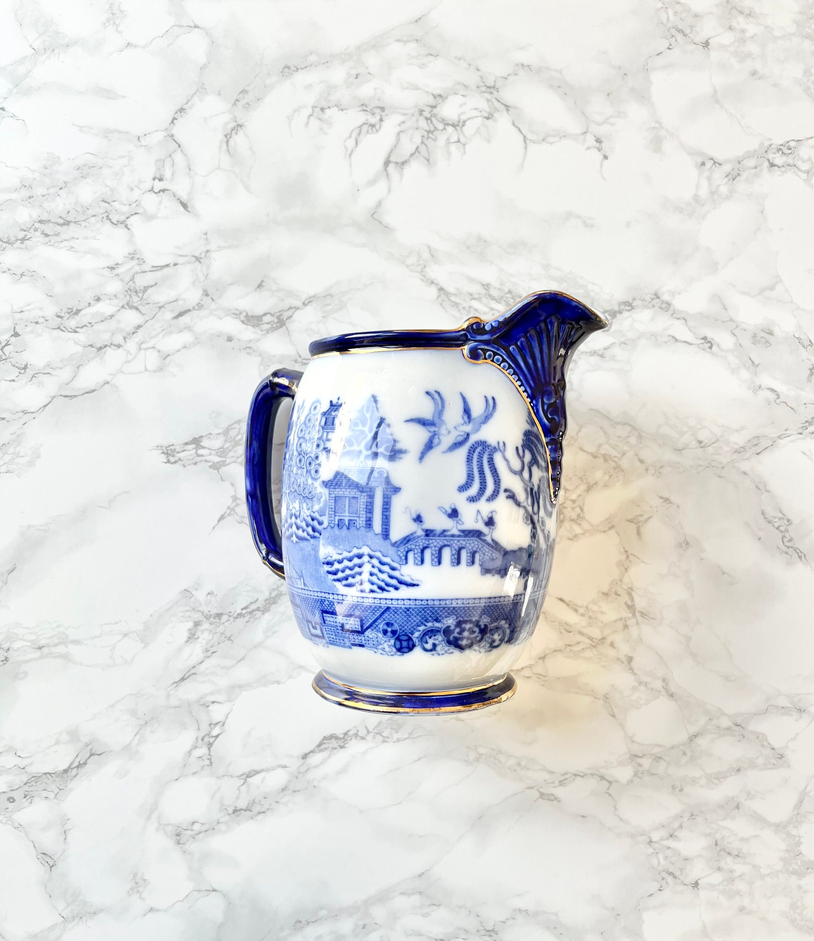 Doulton Burslem - Très Grand Pichet Ancien en Porcelaine Décorée de Motifs Asiatiques et Dorure