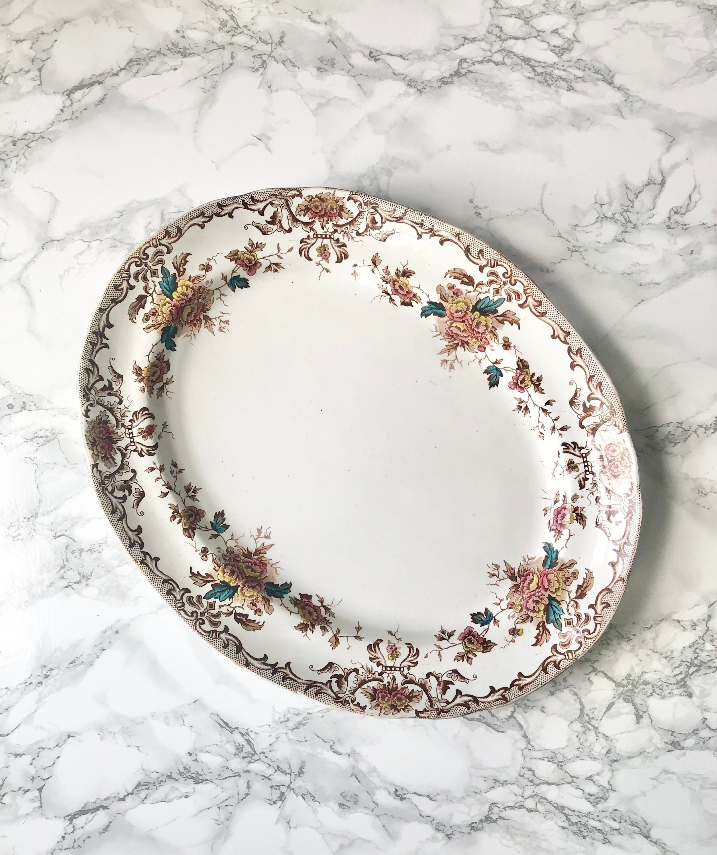 Grand Plat Ovale en Porcelaine à Décor de Fleurs et Frises Polychromes