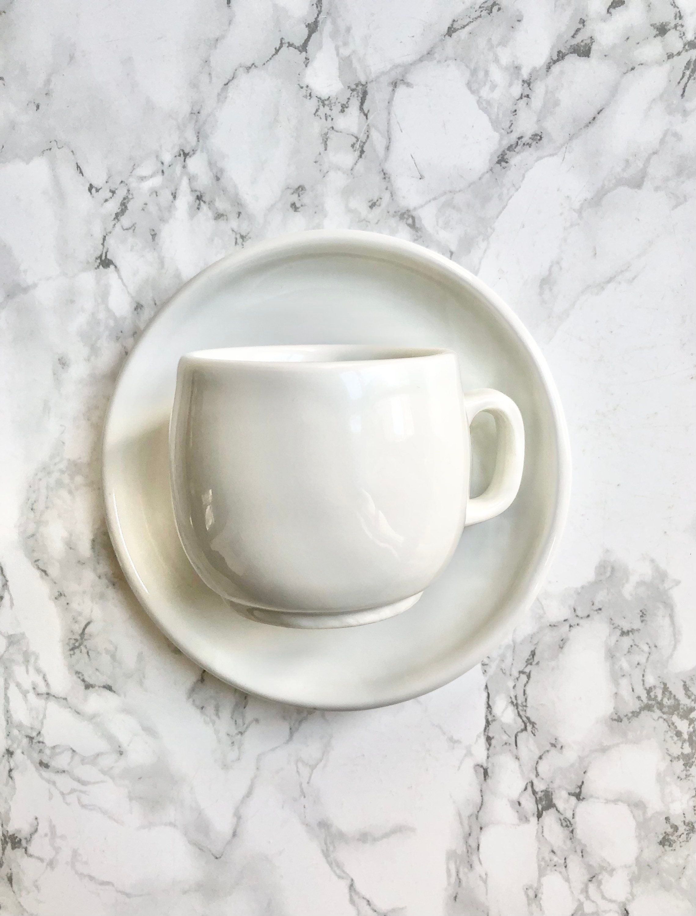 Ensemble de 2 Tasse à Café et Leurs Sous-Tasses Anciennes en Porcelaine Blanche Épaisse