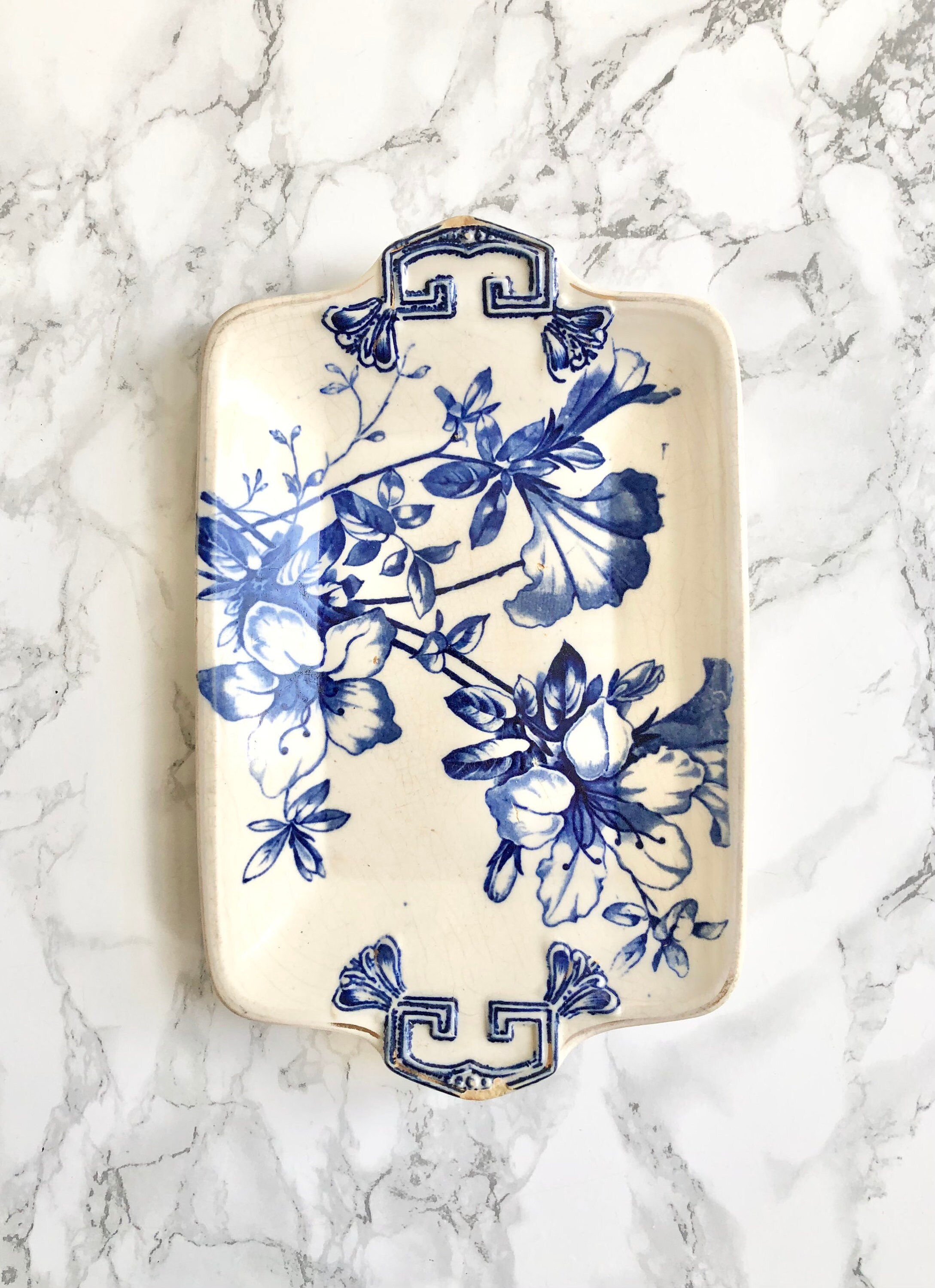 B & H - Modèle Azalea Plat de Forme Rectangulaire à Décor Fleurs Bleues