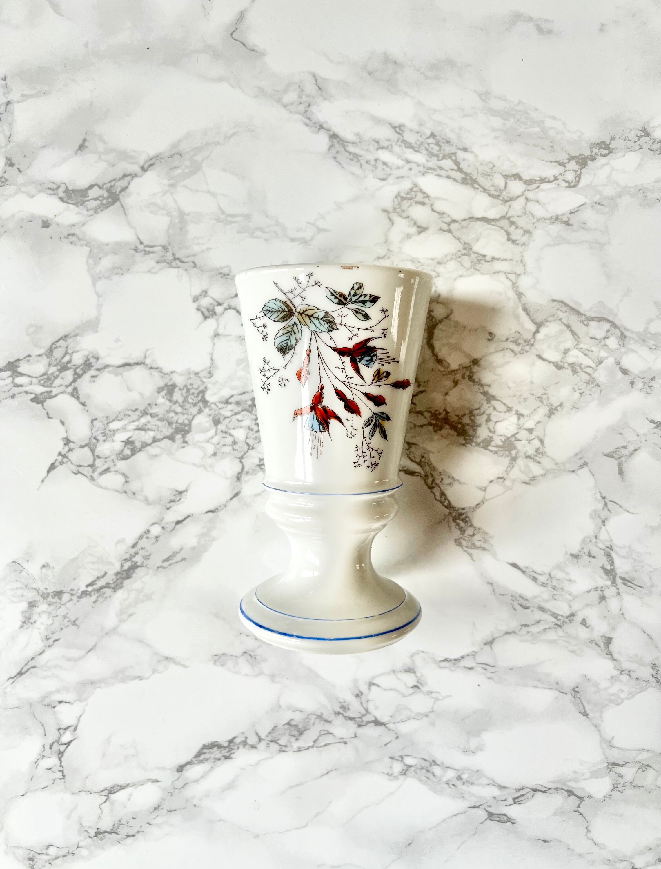 Ancien Mazagran Brûlot Français en Porcelaine Épaisse Blanche à Décor de Fleurs et Papillon