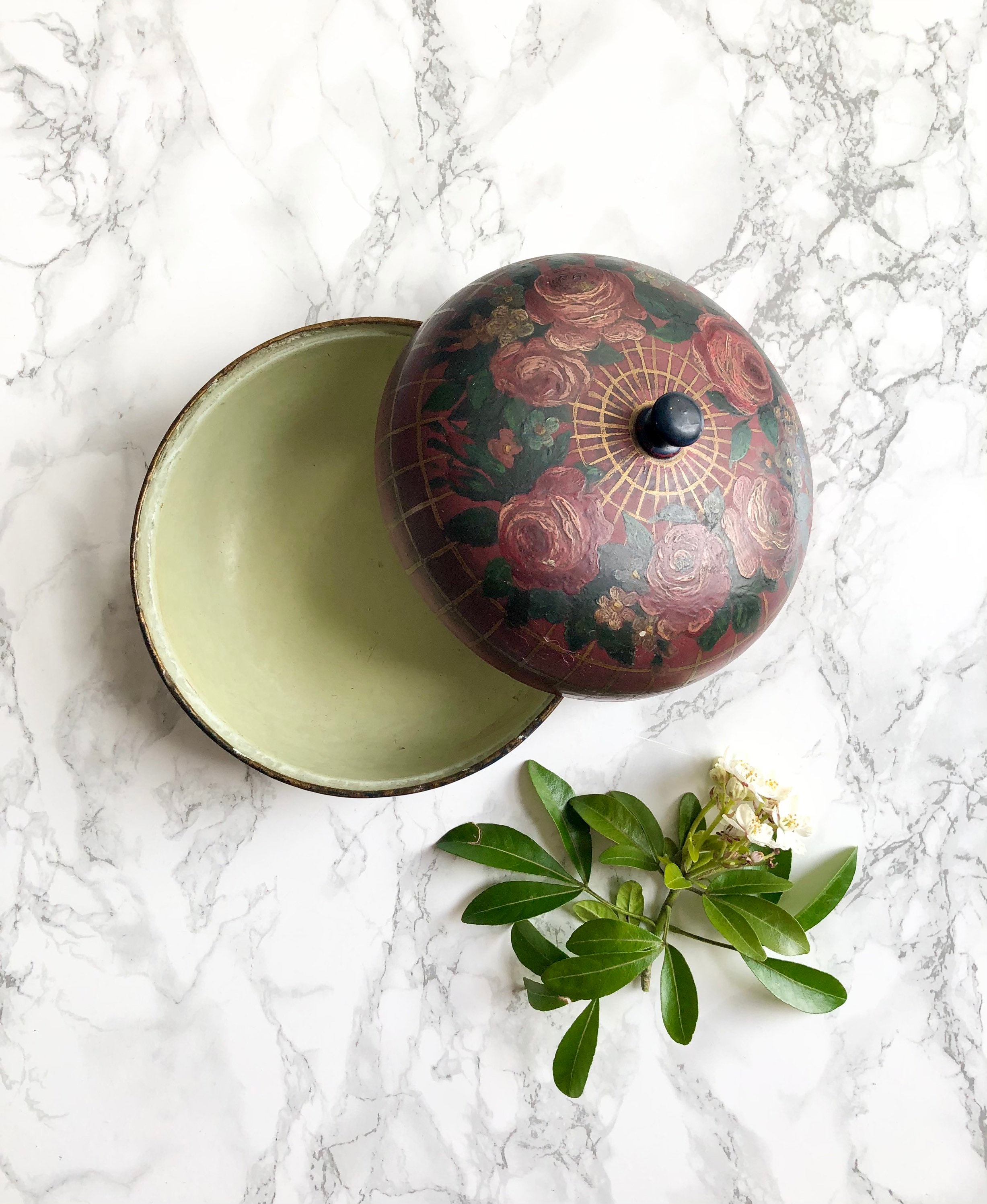 Grande Boite Ronde Ancienne Peinte à La Main de Fleurs et Feuillages