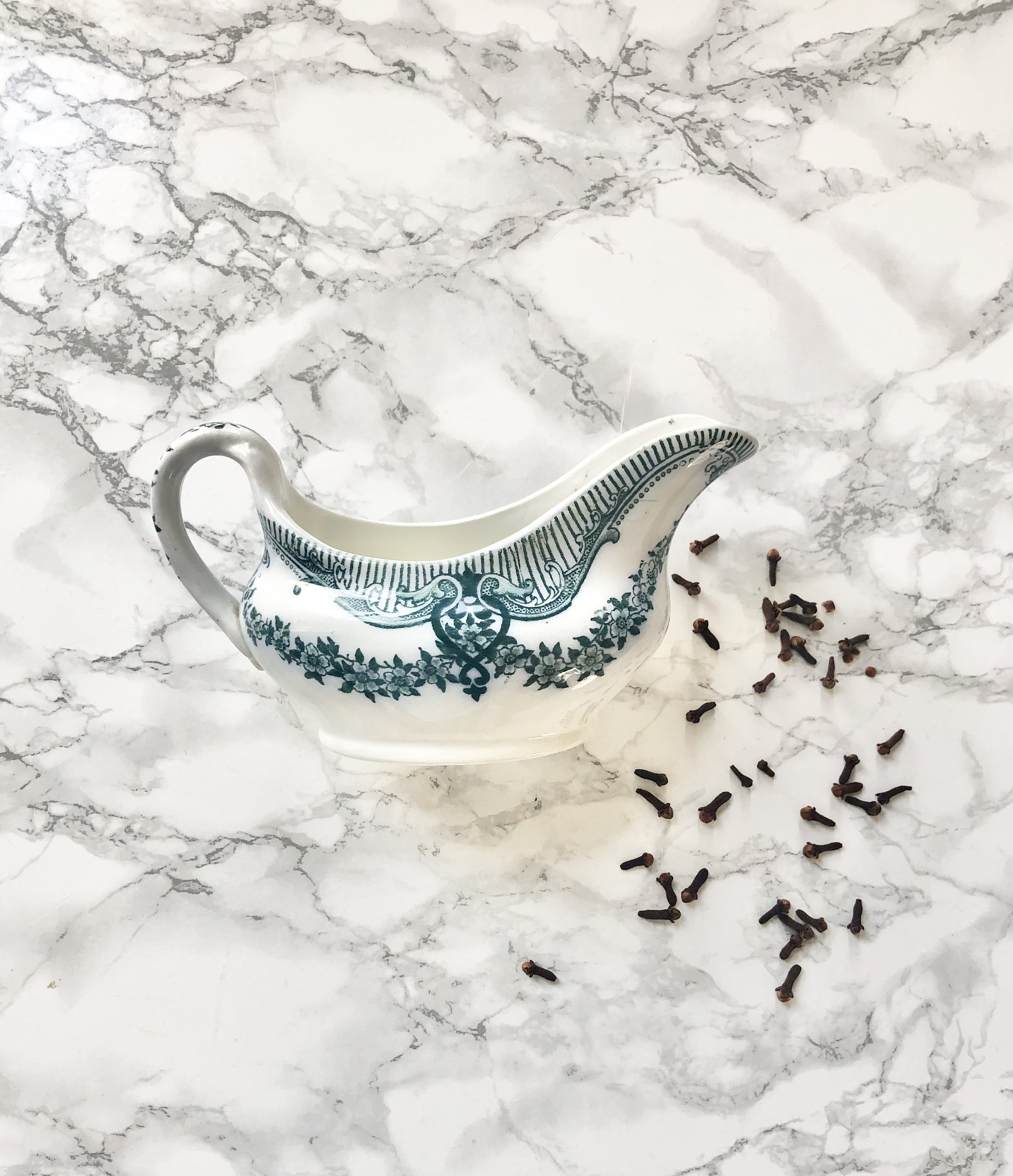 Bovey - England Saucière Anglaise en Faïence Ancienne à Décor Imprimé Vert de Guirlandes Fleurs