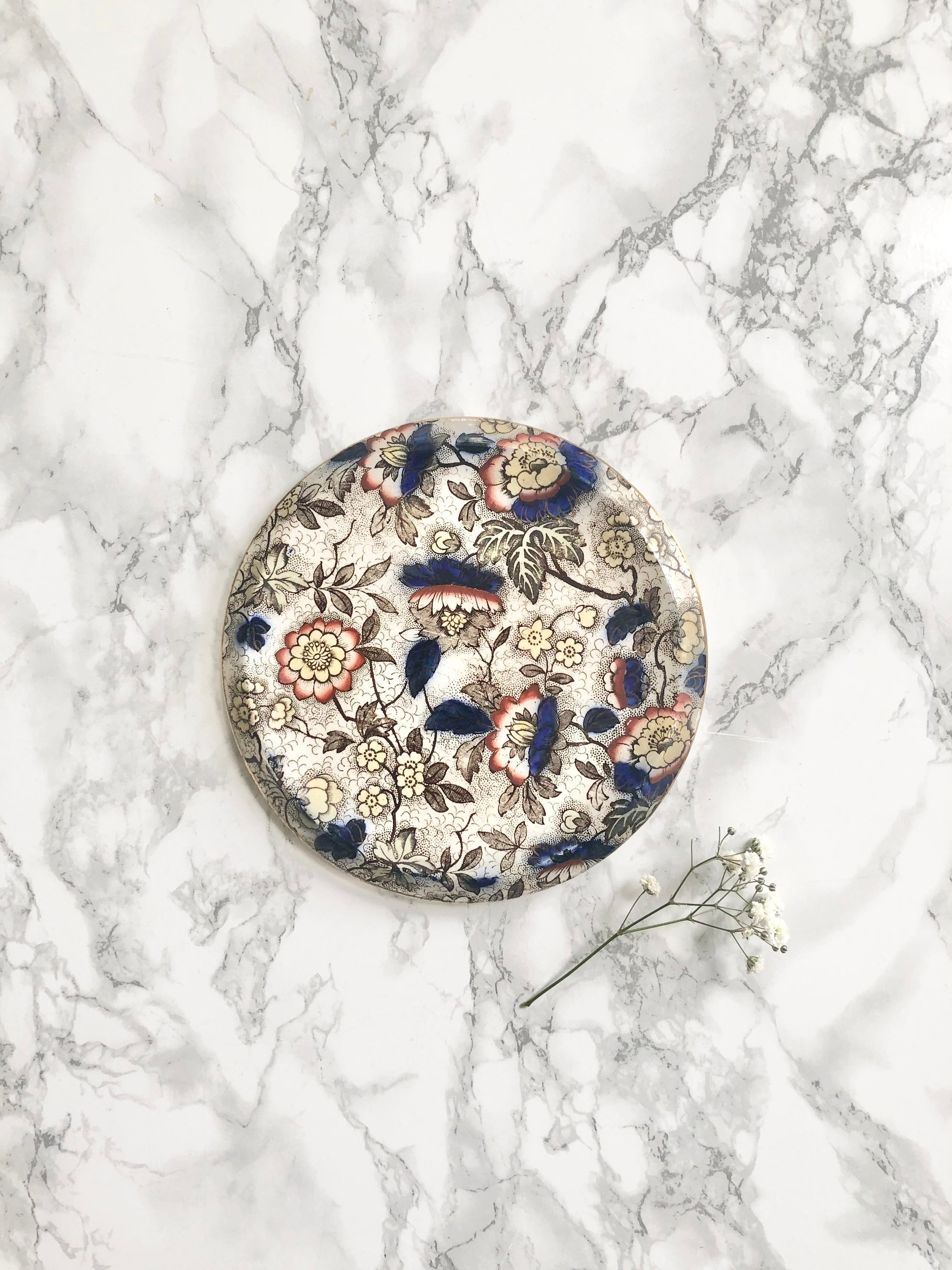 Repose Théière Ancien en Porcelaine Anglaise à Décor Japonisant de Fleurs Dans Les Tons Bleu, Jaune