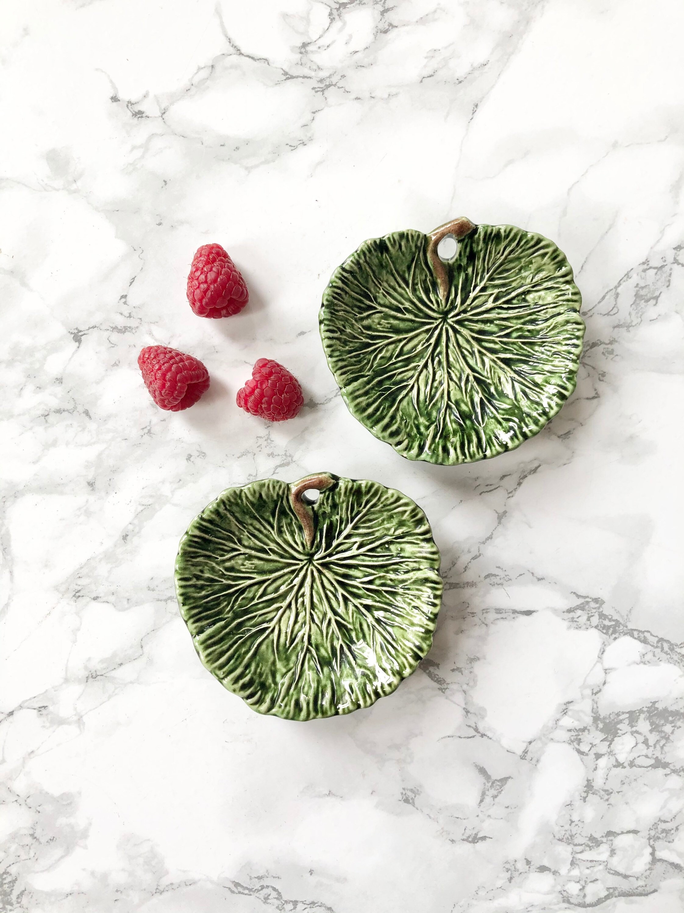 Olfaire Caldas - Paire de Petits Plats en Faïence Vert Foncé Forme Feuilles