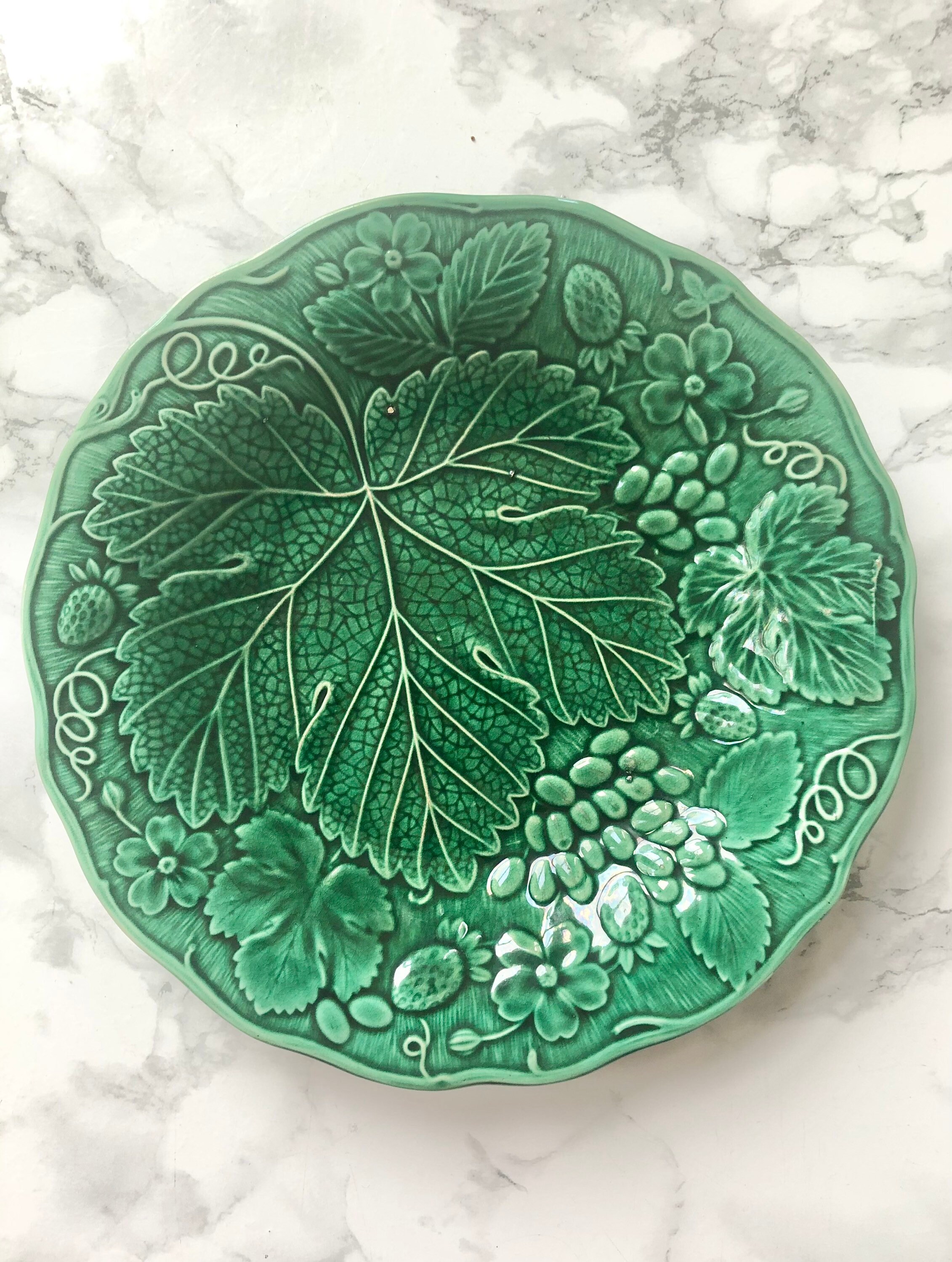 Brownfield - Assiette Ancienne en Faïence Vert Foncé à Décor Moulé de Feuilles Vigne et Fruits