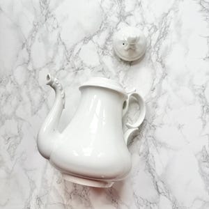 Peut inclure: Panneau en bois rustique avec l'inscription "Welcome to our home" en lettres blanches. Le panneau présente une finition vieillie et un design simple et accueillant, idéal pour un porche ou une entrée.