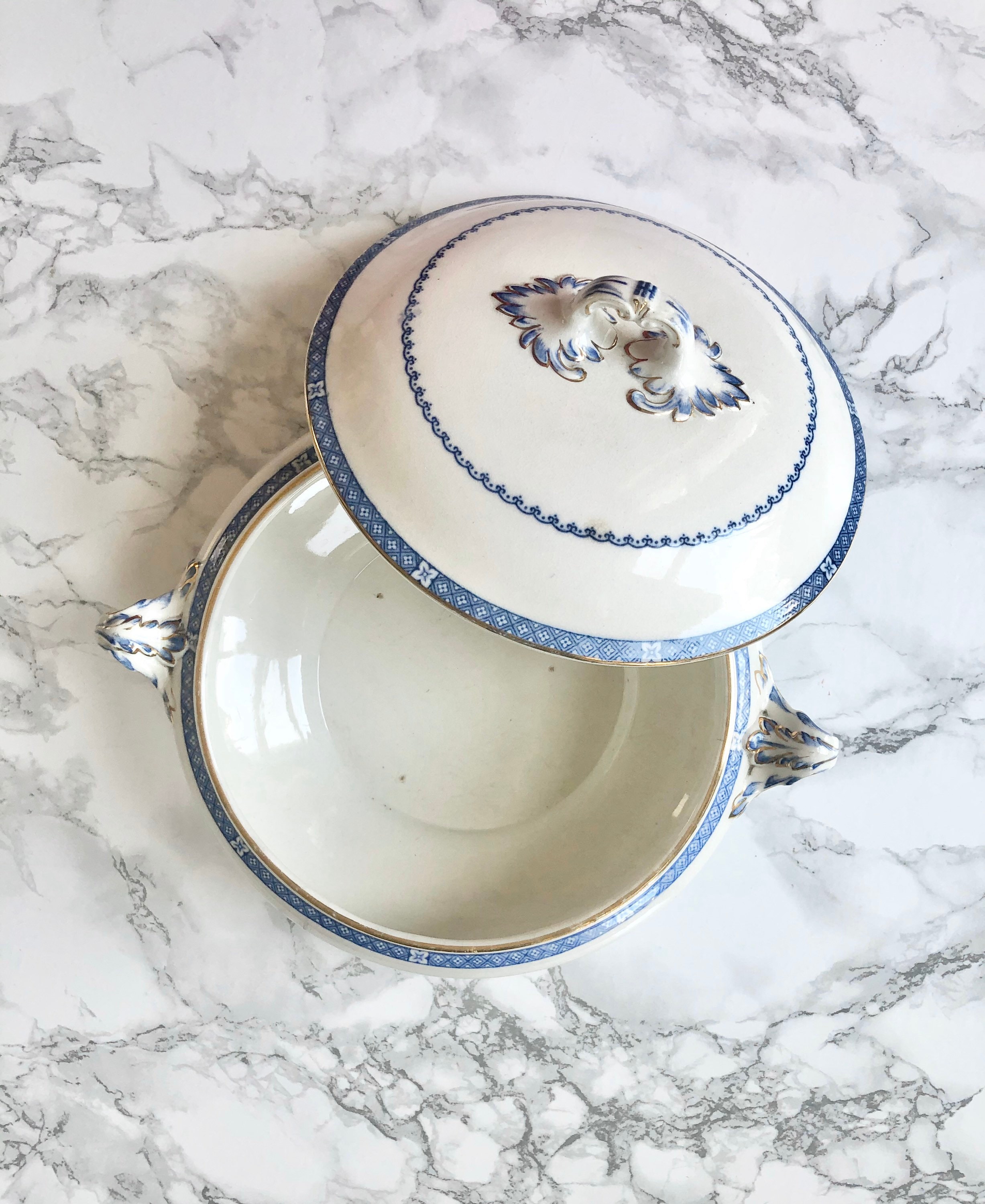 Manufacture Anglaise Allerton & Sons - Grand Légumier Couvert en Faïence Ancienne à Décor Bleu et Or