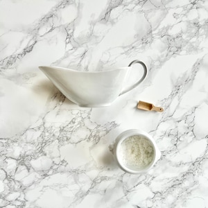 Englische Sauciere in antikweiß rustikales Porzellan neutrale Küchendeko Shabby Chic Landhaus