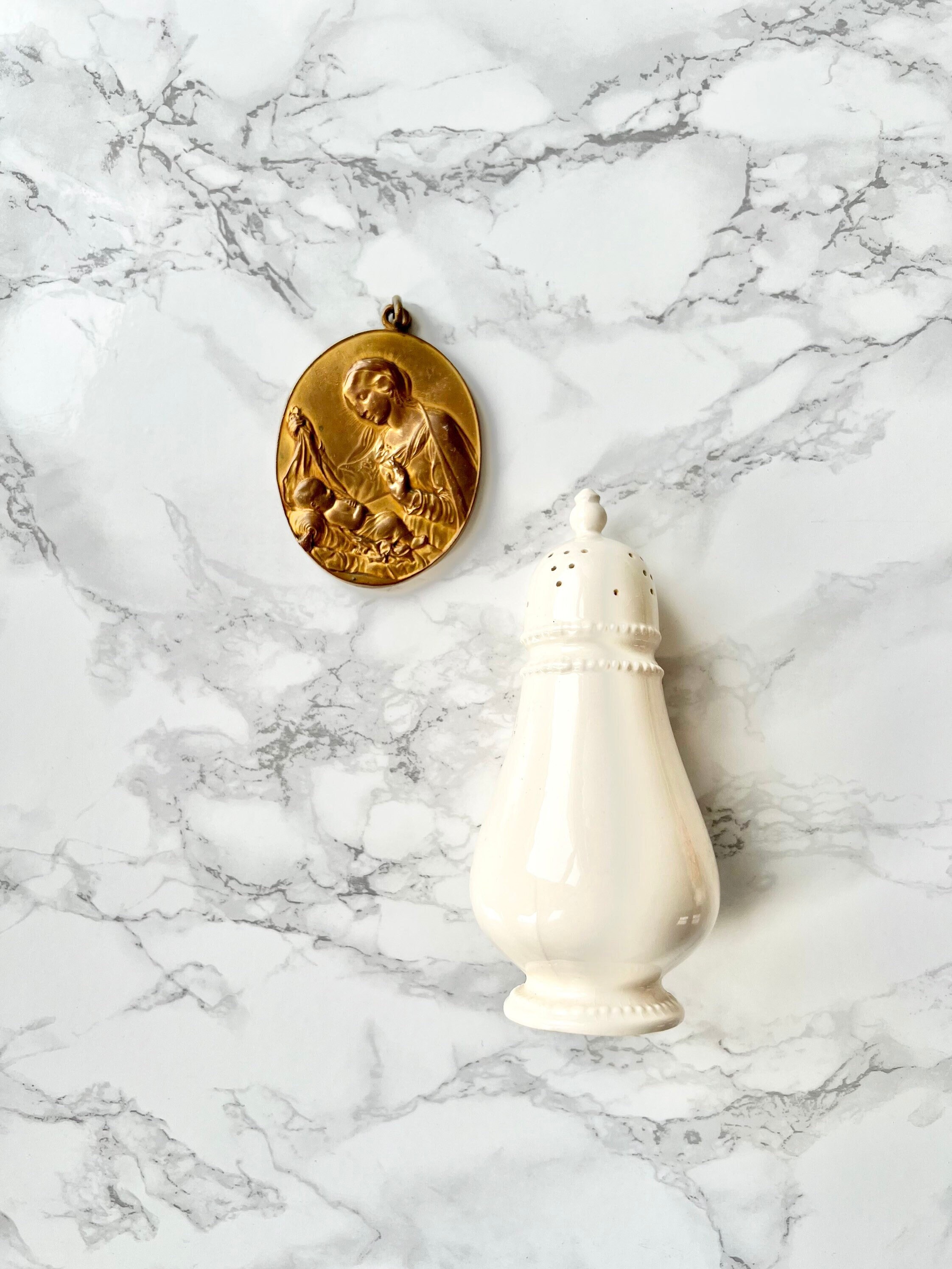 Saupoudreuse de Forme Balustre en Creamware