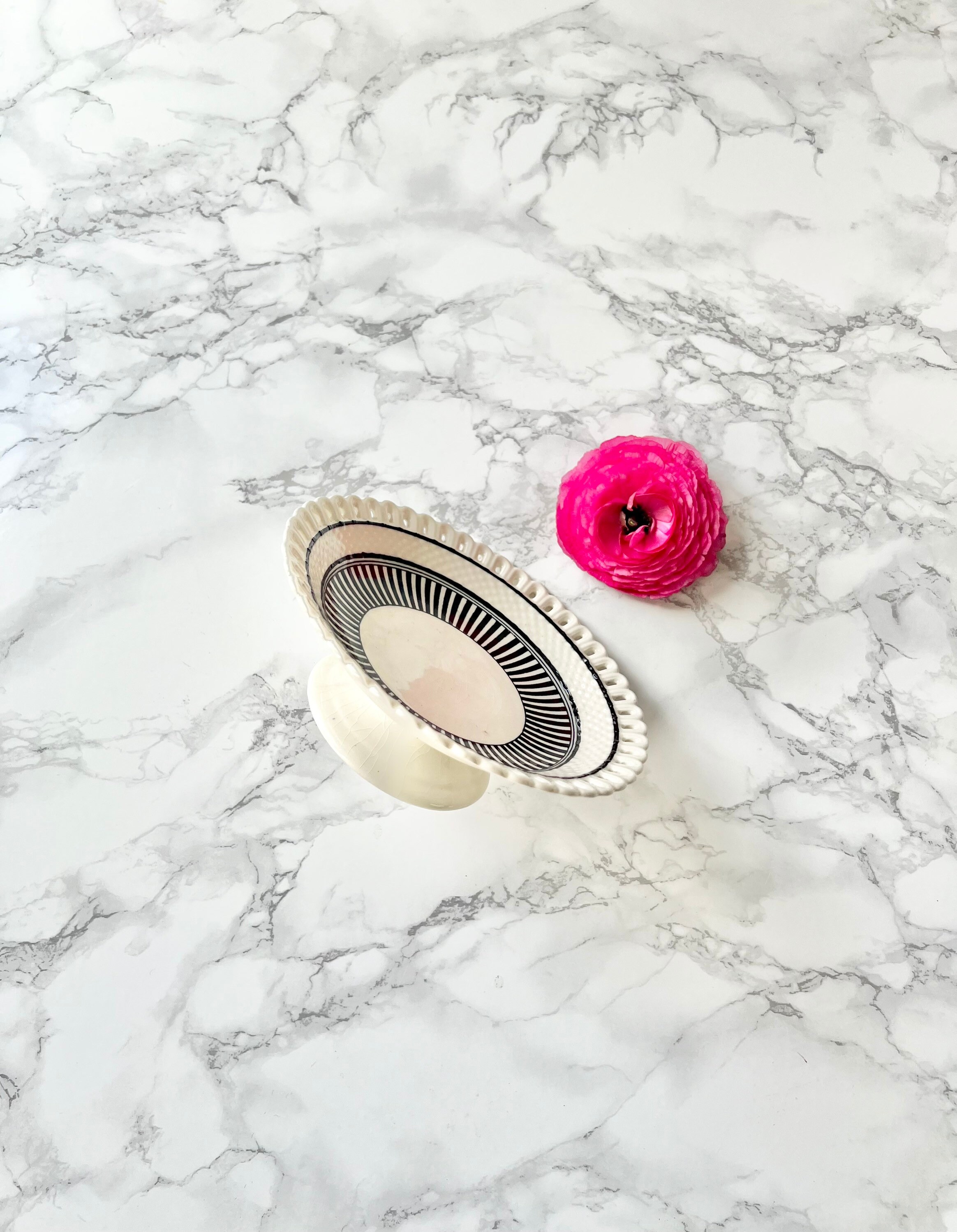 Royal Doulton - Rare Coupe en Faïence Ancienne Noir et Blanche à Décor Imitant La Vannerie Creamware