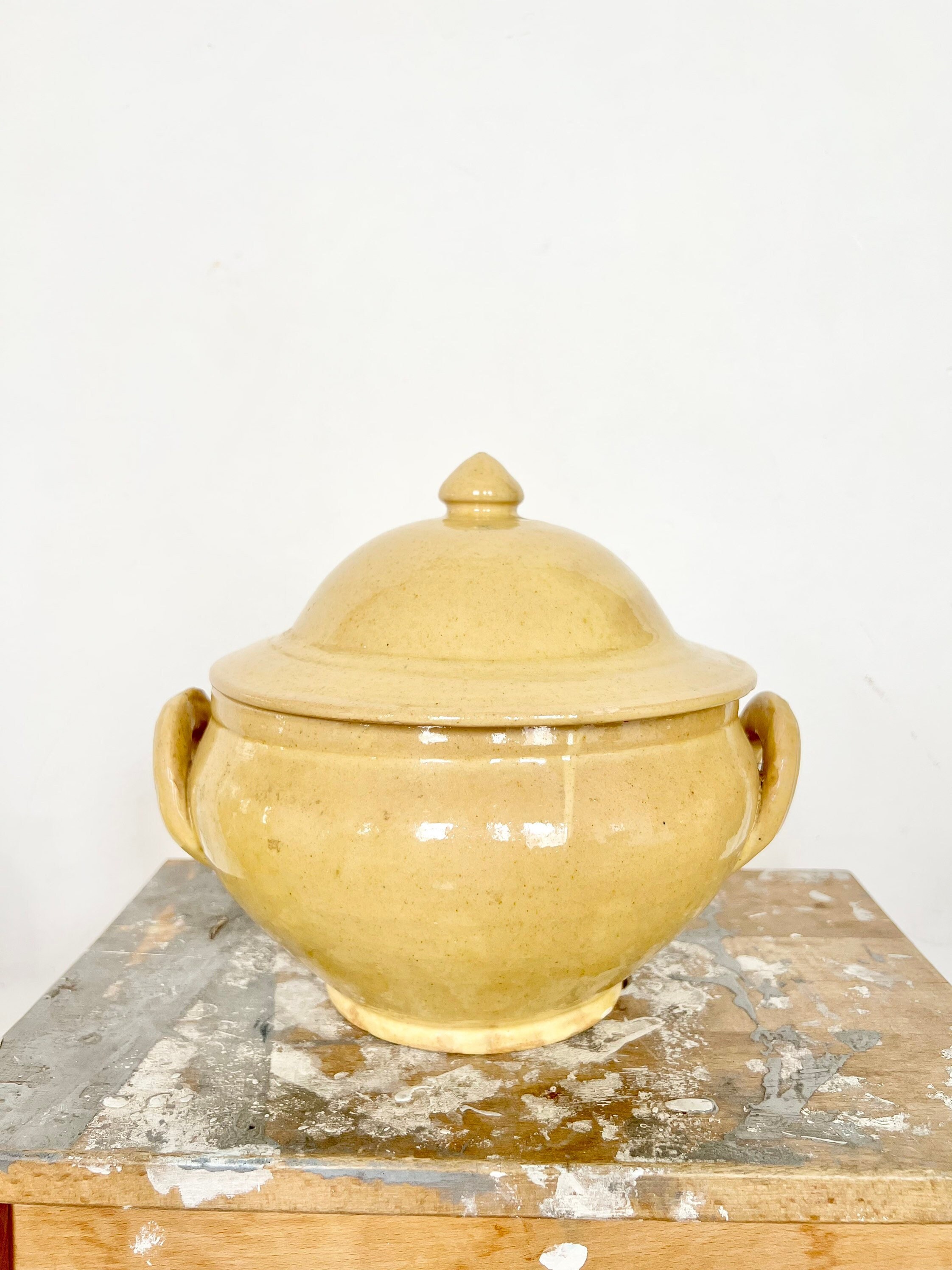 Grand Plat Ancien Creux, Rond et Couvert en Terre Cuite Vernissée Jaune Pâle - Savoie