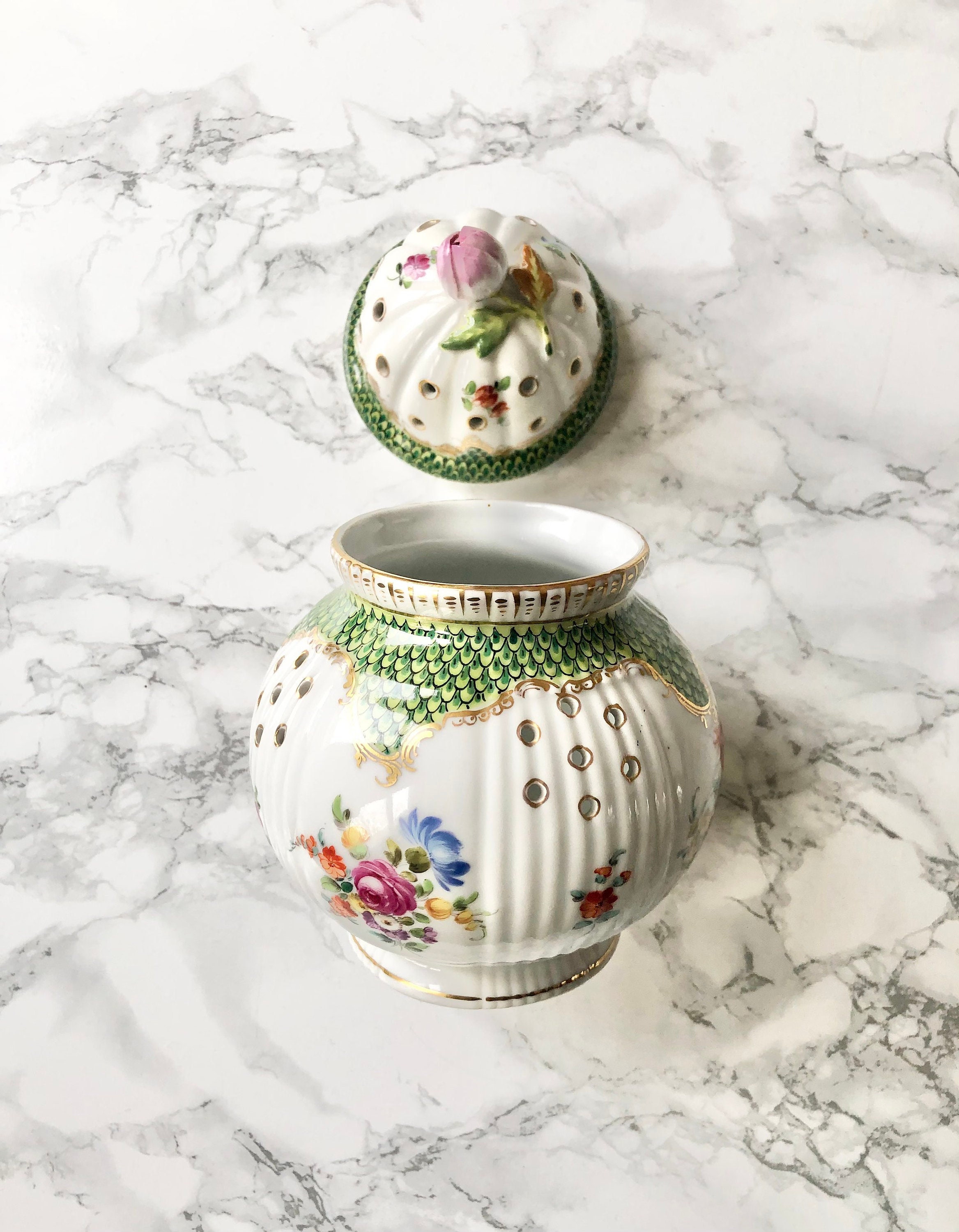 Pot-Pourri Ancien en Porcelaine de Saxe à Décor Réserves Vertes, d'or et Fleurs