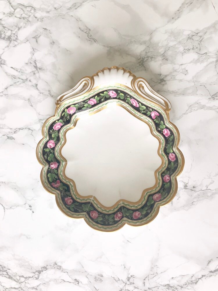 Manufacture de Clignancourt - Grande Coupe Ancienne en Porcelaine Polychrome Forme Coquille d'époque