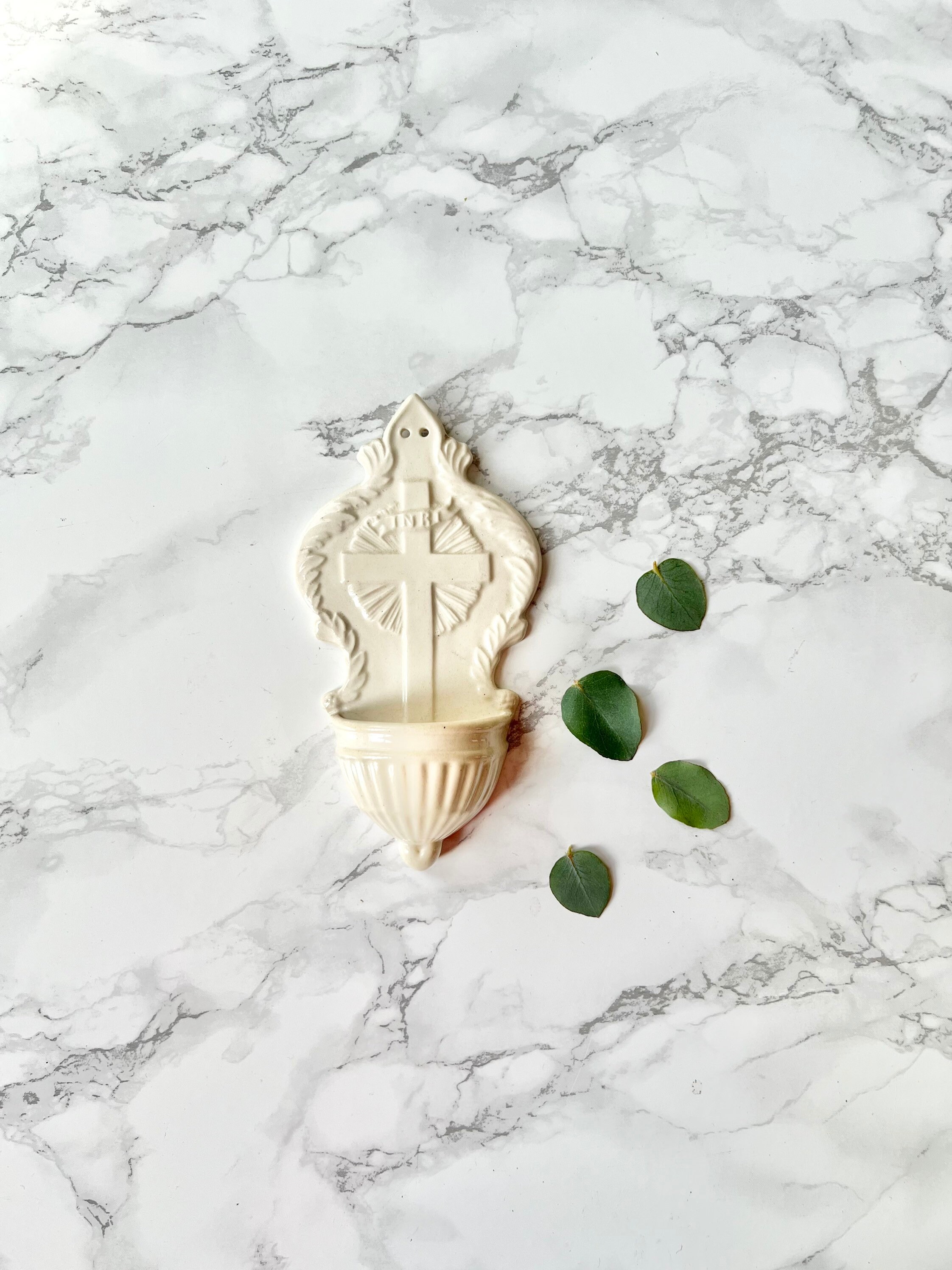 Bénitier Ancien en Faience Fine Blanche Figurant La Sainte Une Croix de Jésus Christ Rayonnant