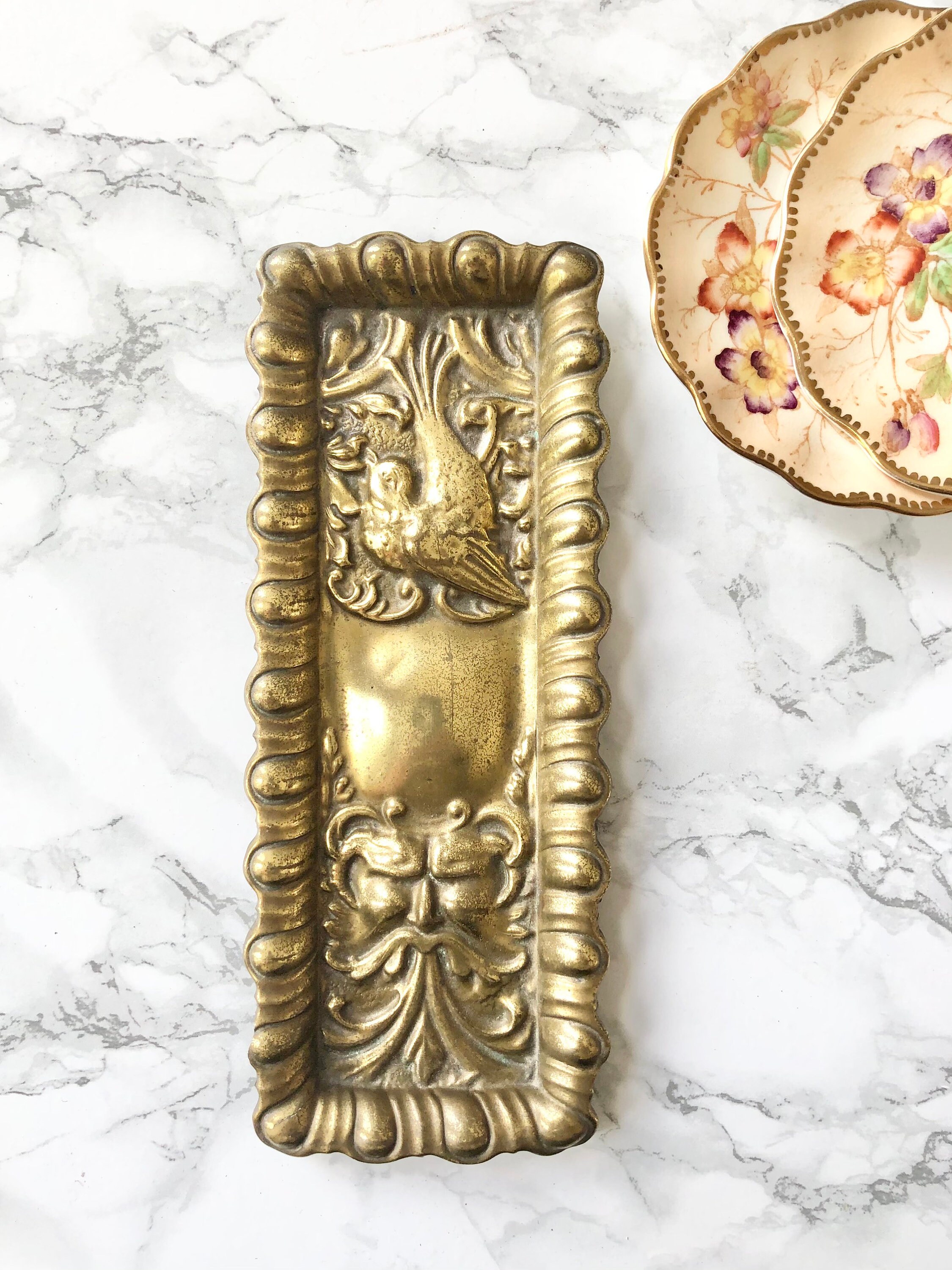 Plaque Rectangulaire Ancienne en Laiton à Décor d'oiseau et de Mascaron