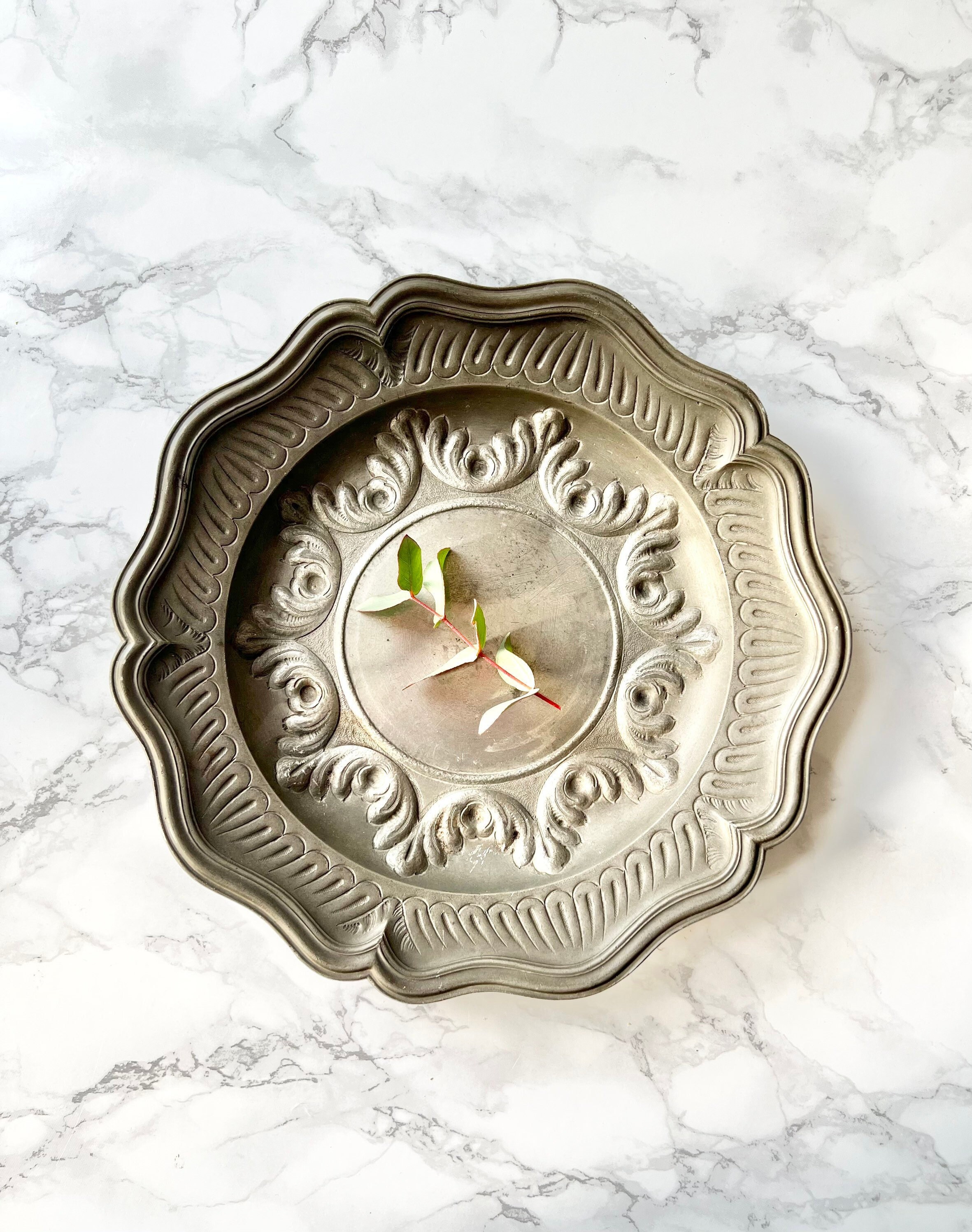 Assiette Ancienne en Étain Français à Décor de Chutes Feuilles et Frises Dans Le Gout Du Xviie Siècl