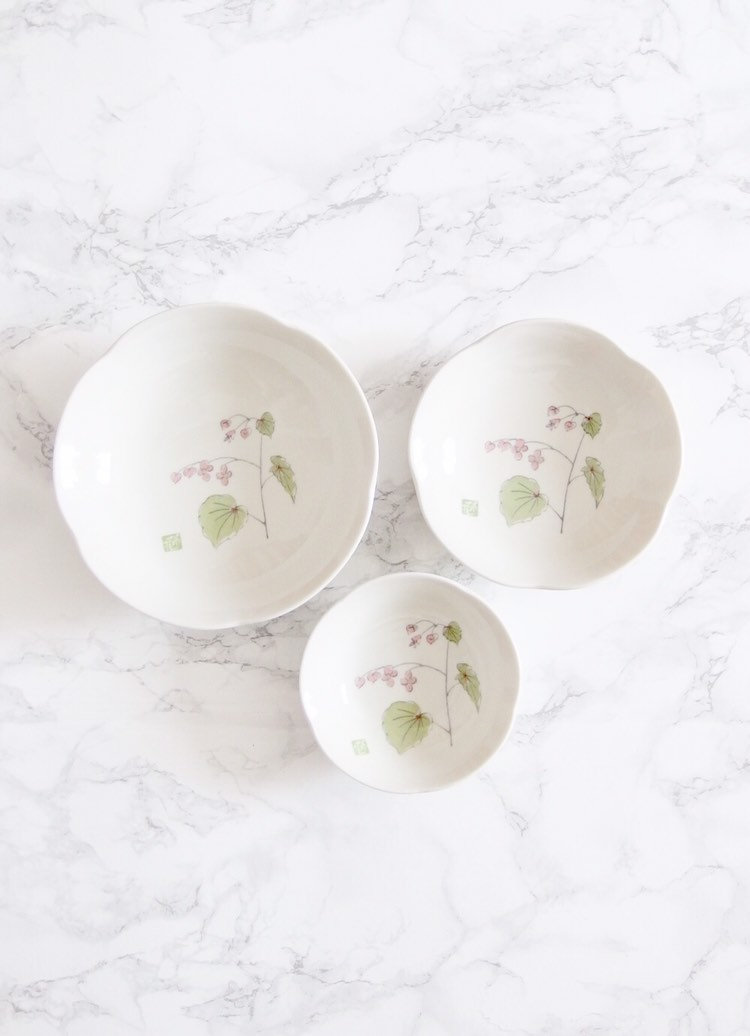 Ensemble de 3 Coupelles Japonaises Gigognes en Grès Blanc à Dessin Fleurs Roses et Vertes