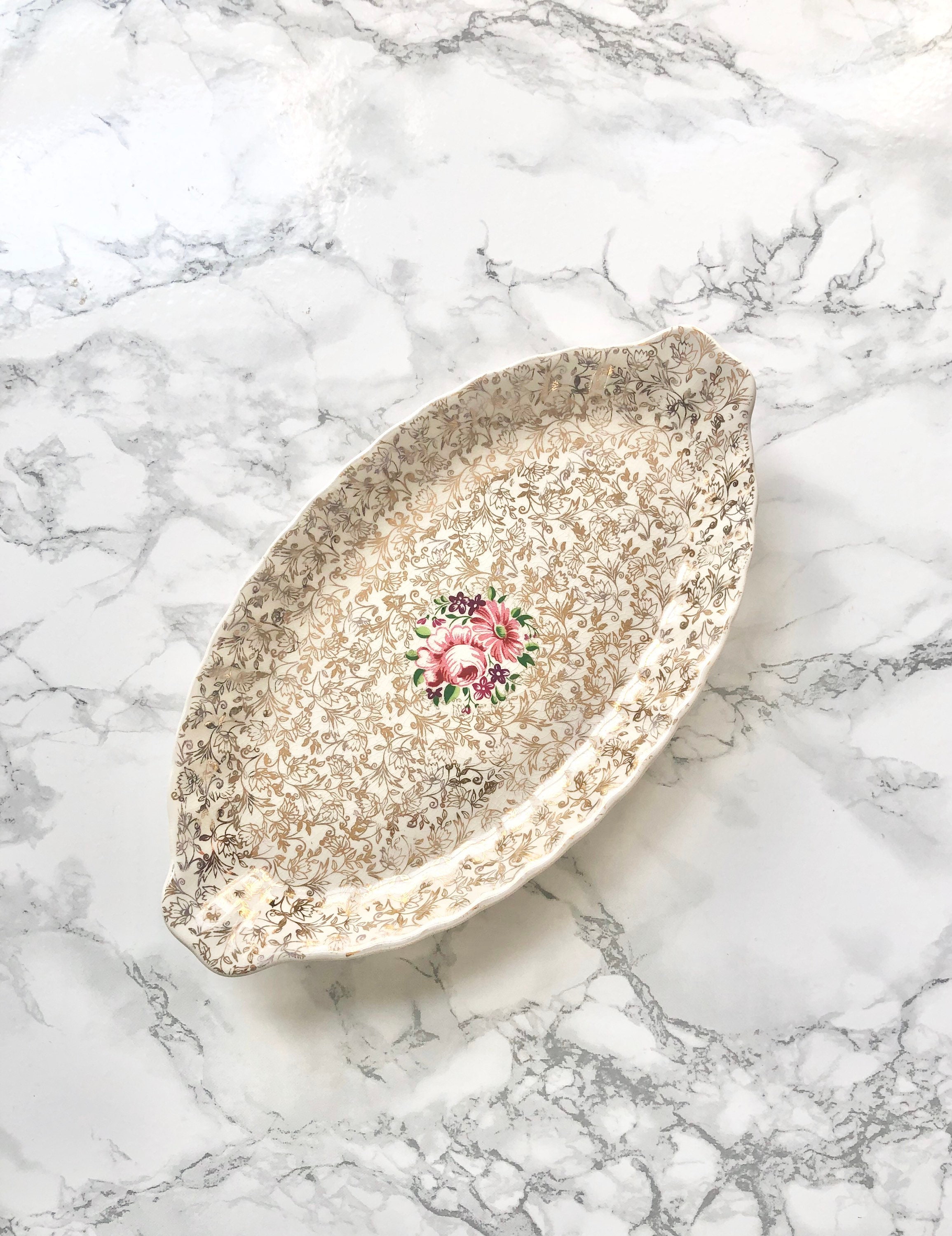 Royal Victoria Pottery Wade - 1 Plat à Gâteau en Faïence Dessins de Fleurs Roses sur Fond Volutes Do