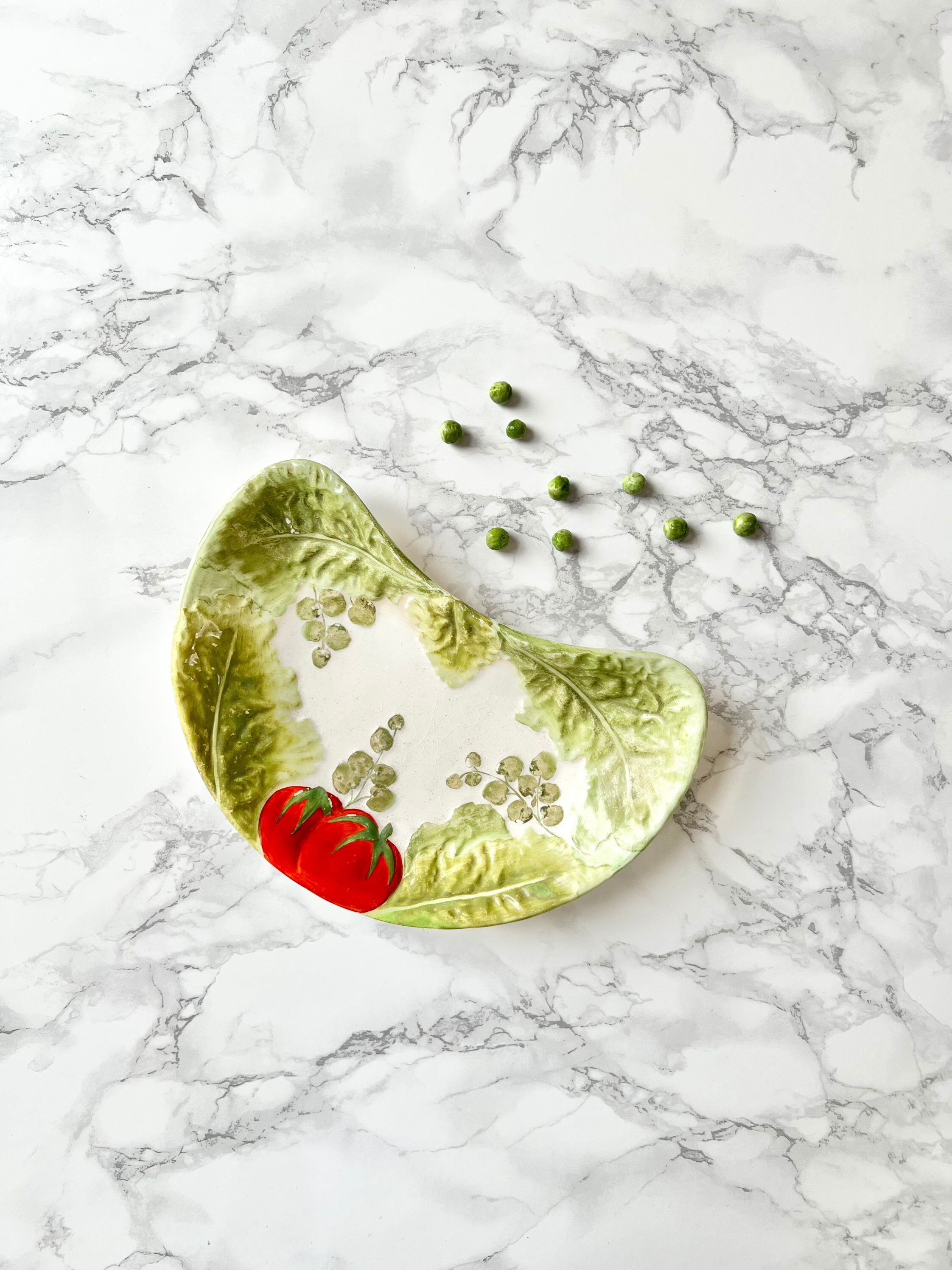 Minton - 1 Ravier, Petit Plat, Assiette en Forme de Croissant Lune Barbotine Peinte à La Main Tomate