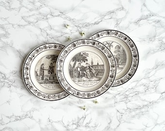 Tre tallrikar med svart tryckt dekoration som visar Victors berättelse - Cirka 1810 Choisy-le-Roi, antik samlartallrik i gräddglas