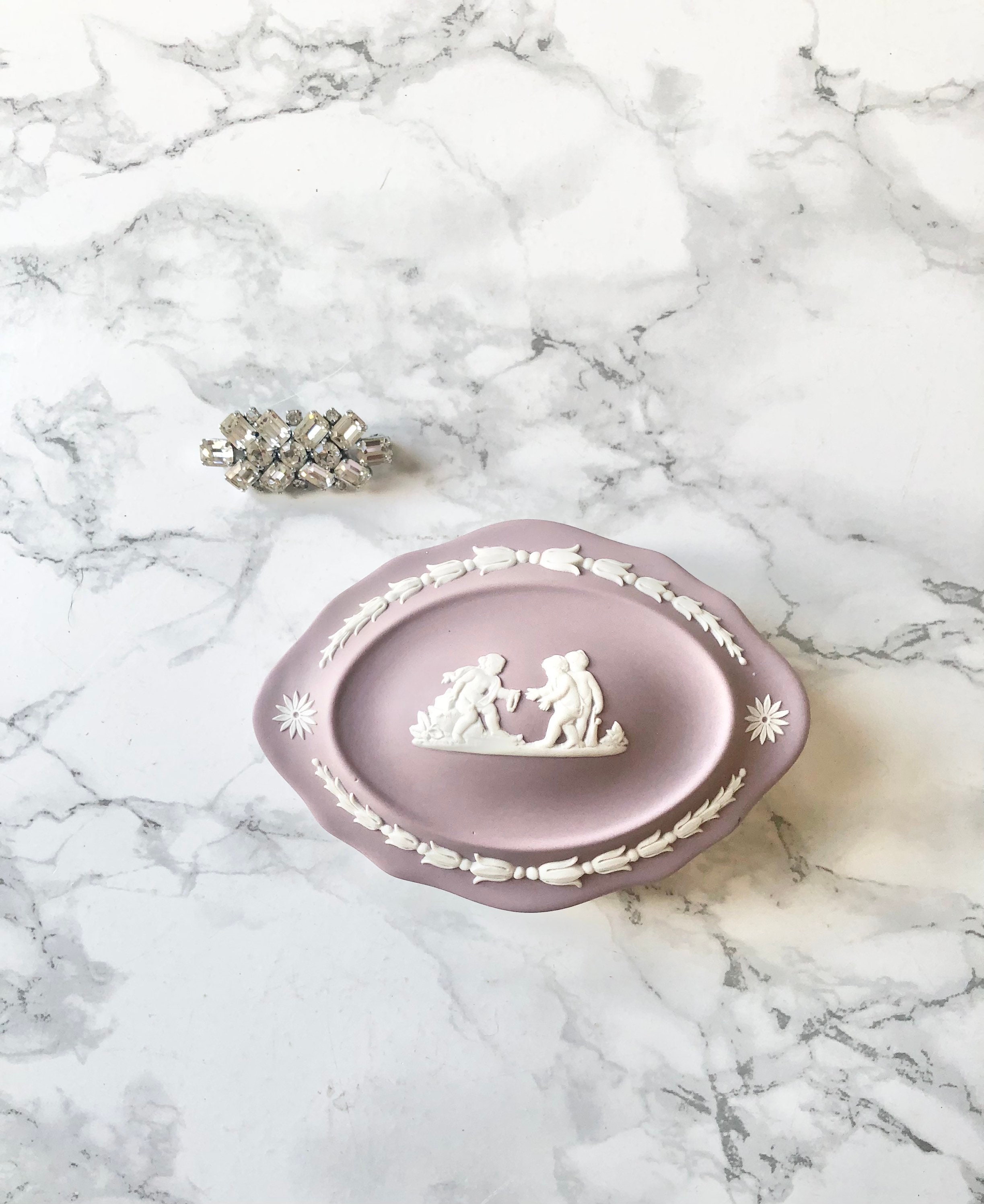 Wedgwood - Boîte en Biscuit de Porcelaine Mauve à Décor L'antique Blanc