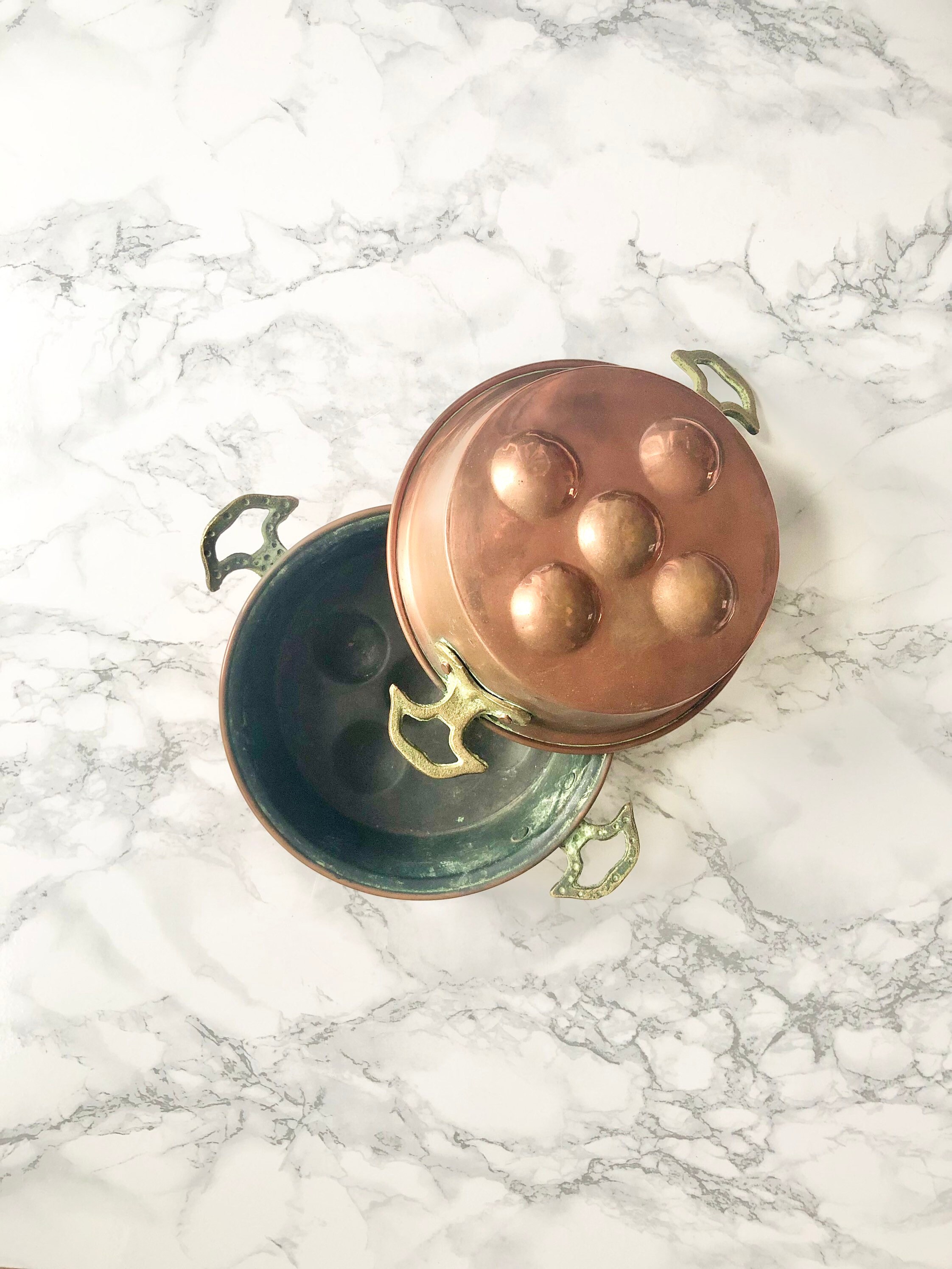 Paire de Plats à Oeufs Anciens en Cuivre Français