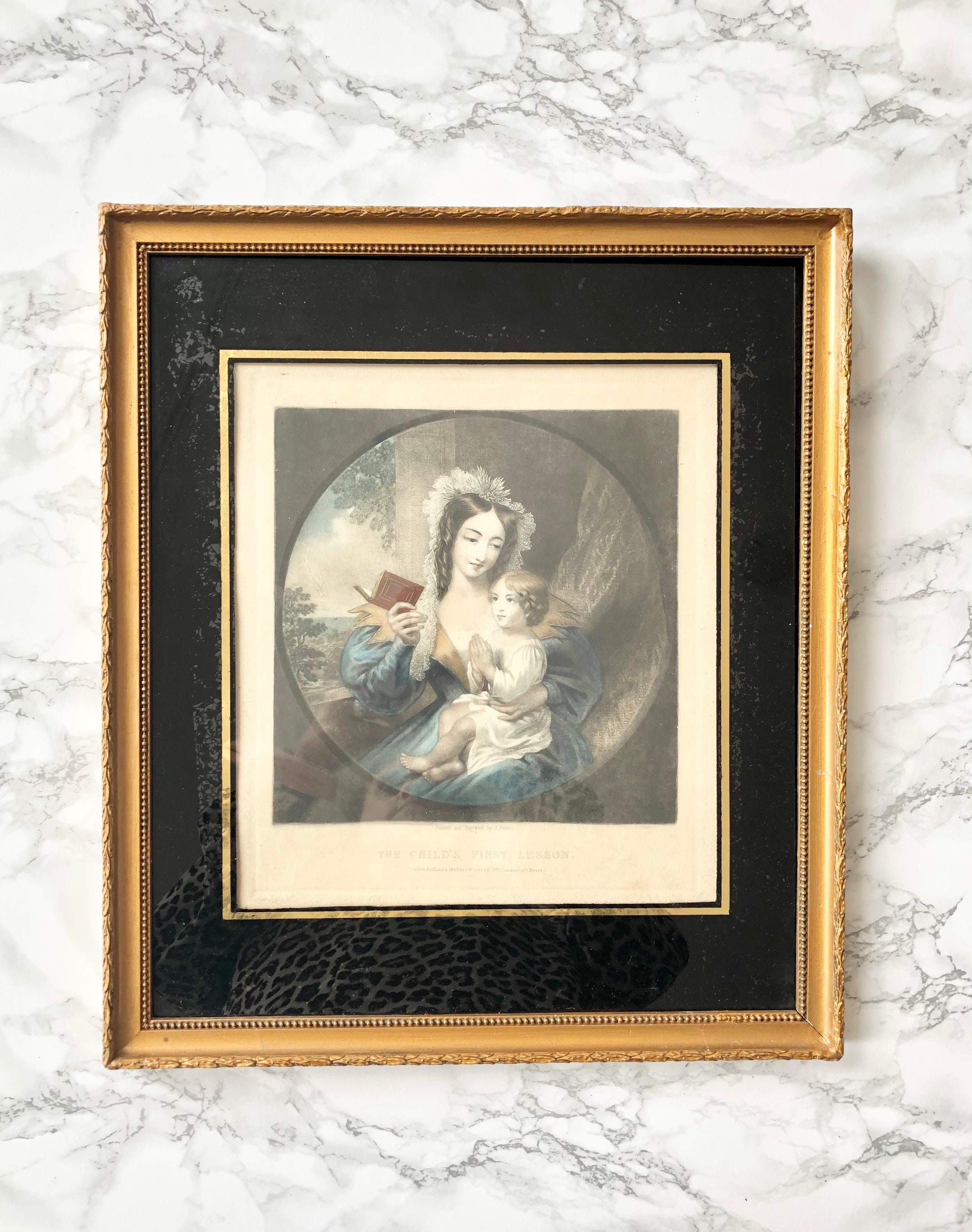 Gravure Anglaise Ancienne Représentant Un Enfant Priant avec Sa Mère - Entièrement Colorée à La Main