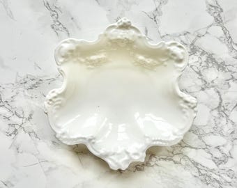 Royal Crown Derby - Antique shell-shaped dish in molded white porcelain with a baroque decoration of flowers