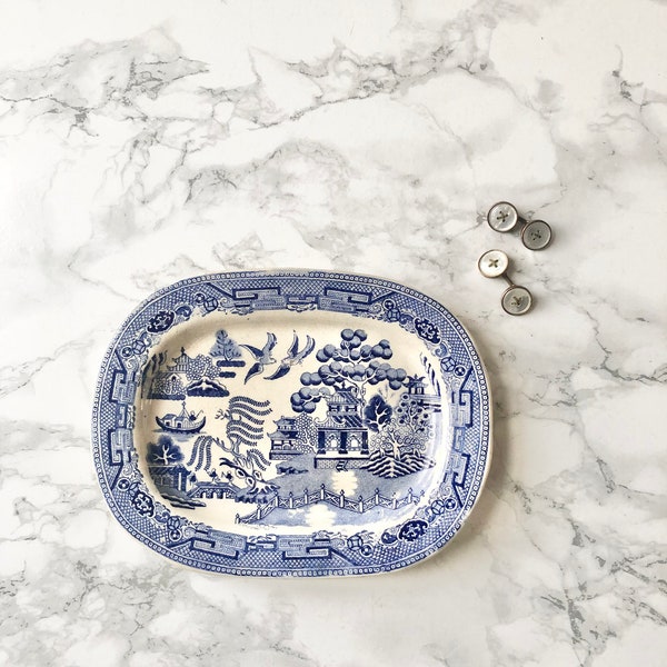 Petit plat rectangulaire en porcelaine bleu et blanc à décor asiatique appelé "Willow Pattern"