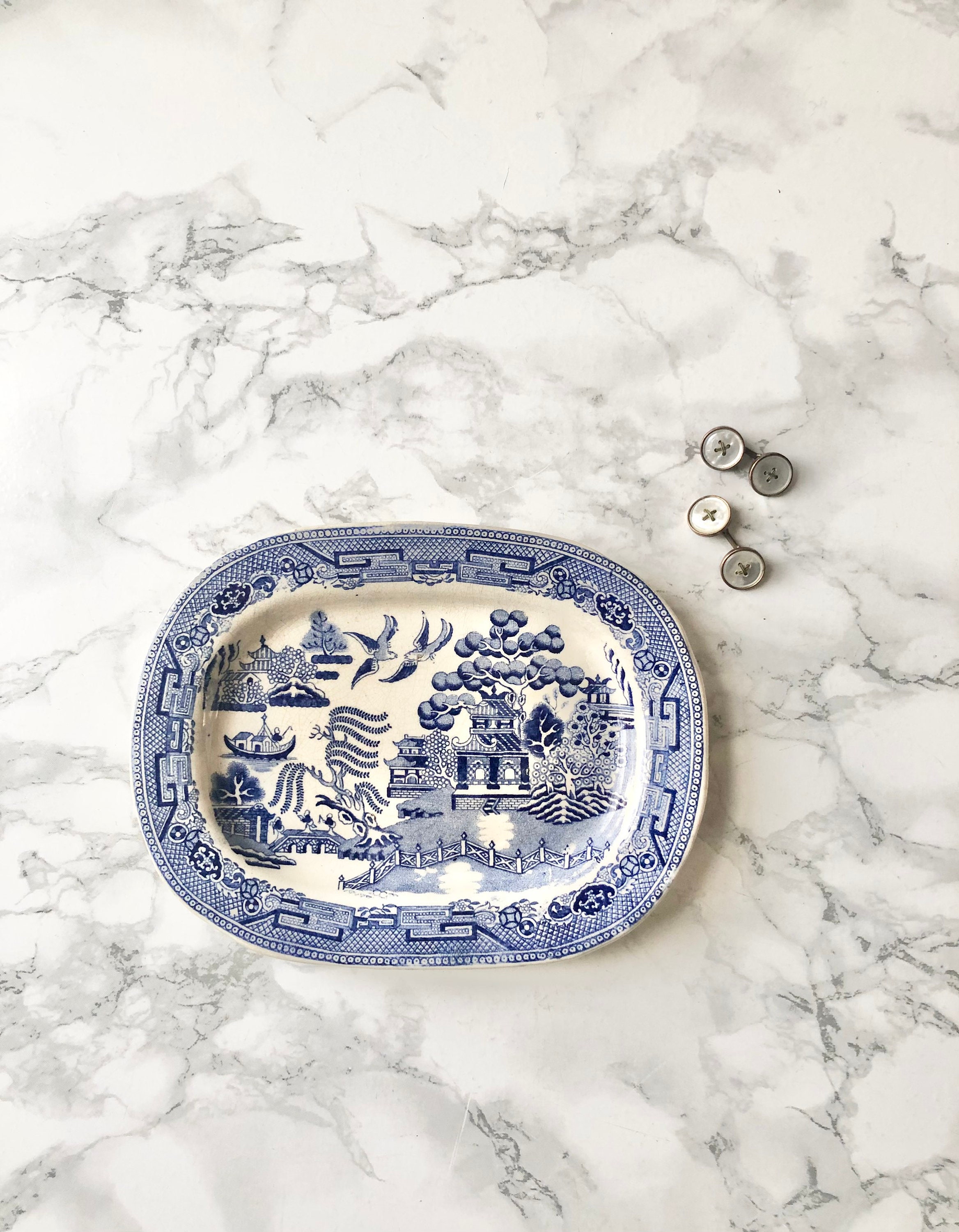 Petit Plat Rectangulaire en Porcelaine Bleu et Blanc à Décor Asiatique Appelé Willow Pattern