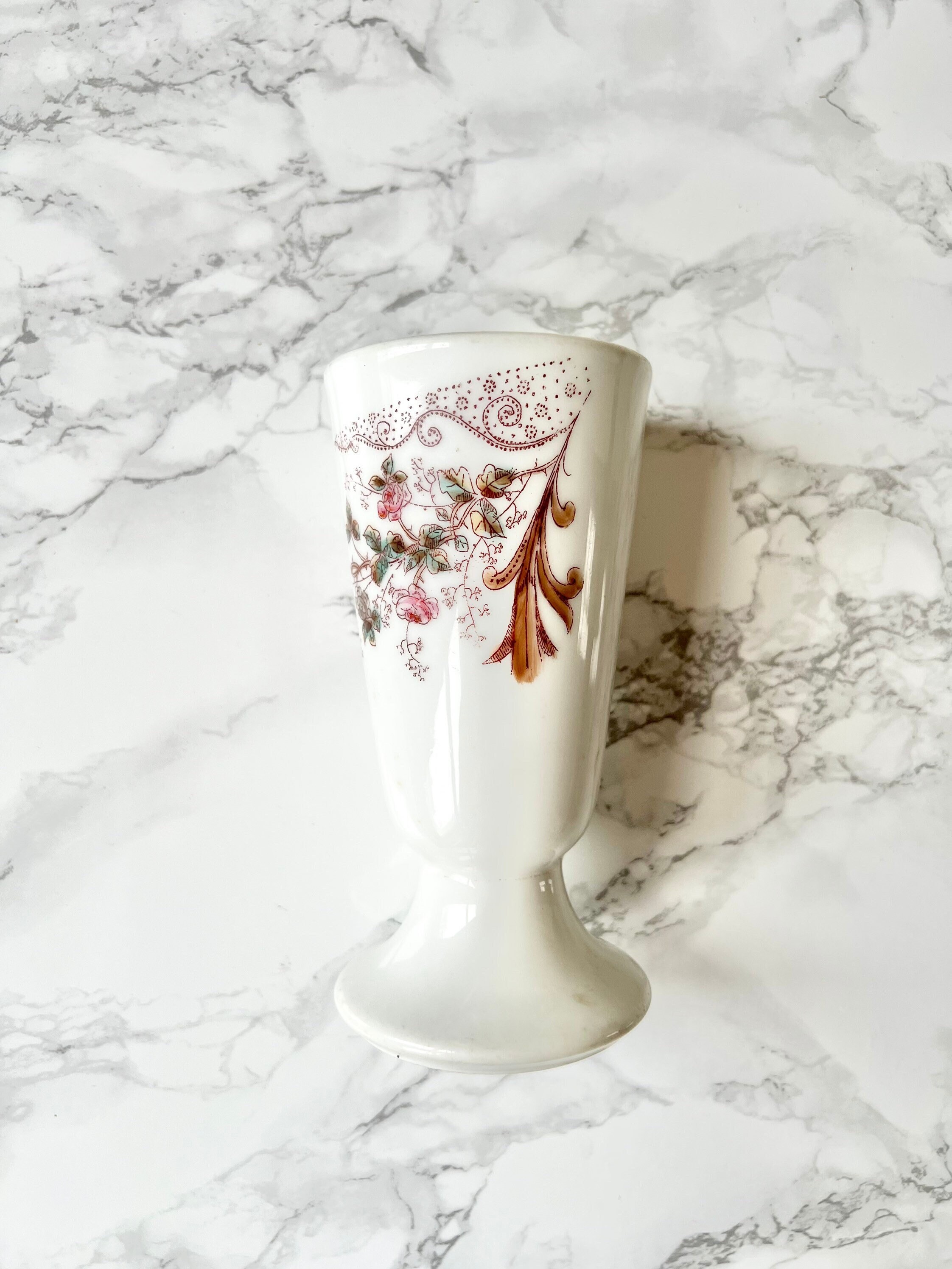 Ancien Mazagran Brûlot Français en Porcelaine Épaisse Blanche à Décor de Fleurs