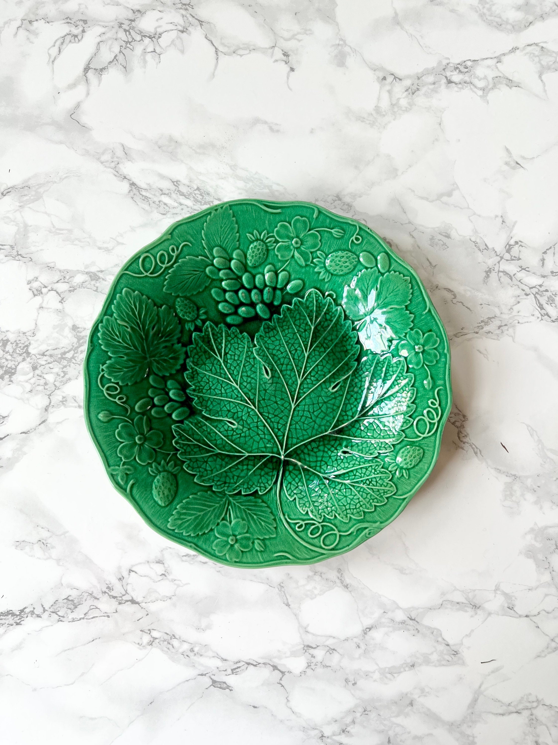 Assiette Ancienne en Faïence Vert Foncé à Décor Moulé de Feuilles Vigne et Fruits