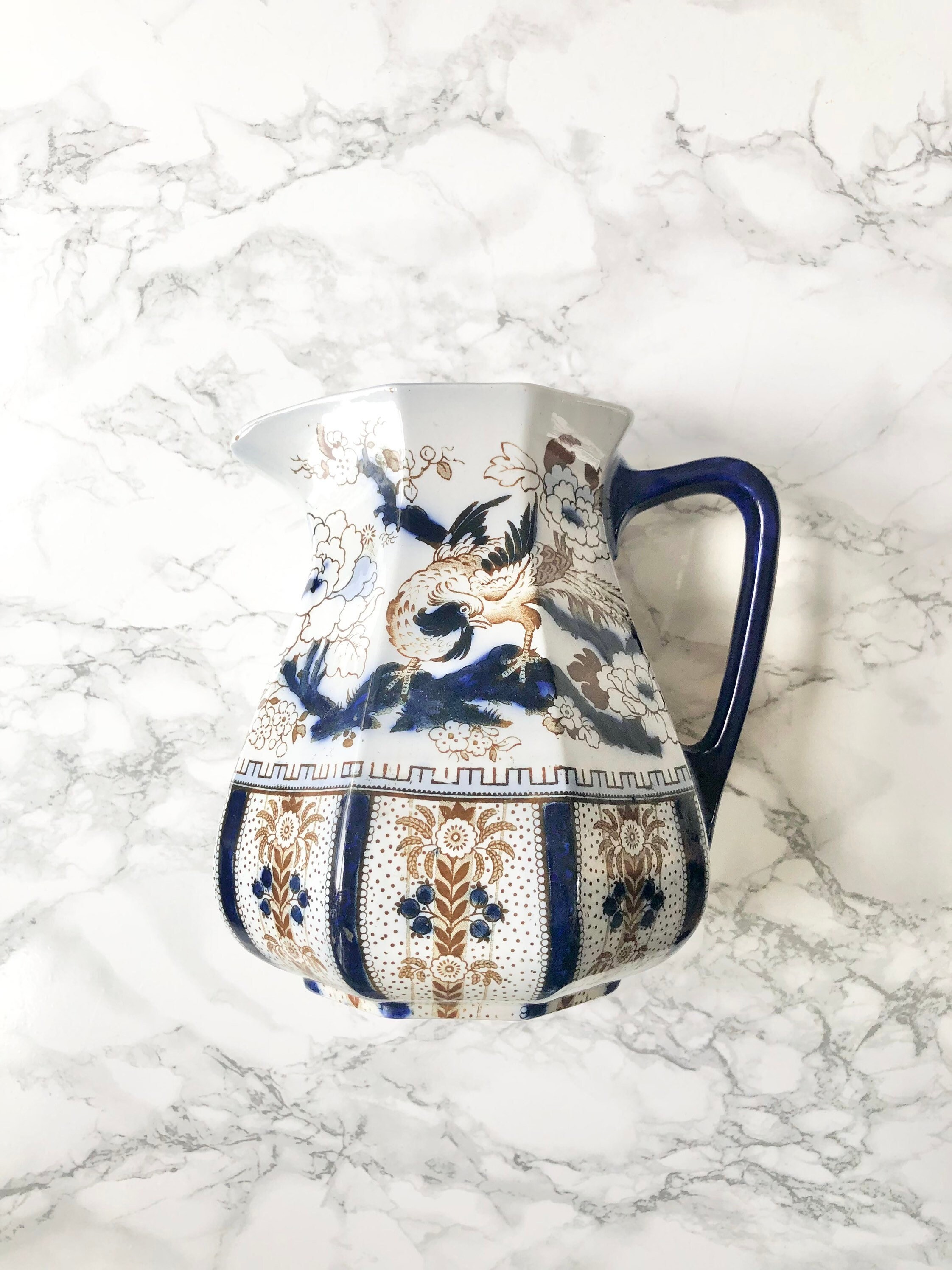 Très Grand Pichet Ancien en Porcelaine Anglaise Imprimée et Peinte à La Main de Motifs Asiatiques