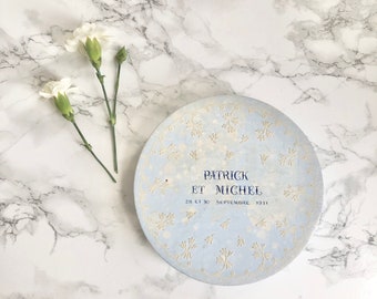 Old French dragee box with embossed flowers - Dated 1951