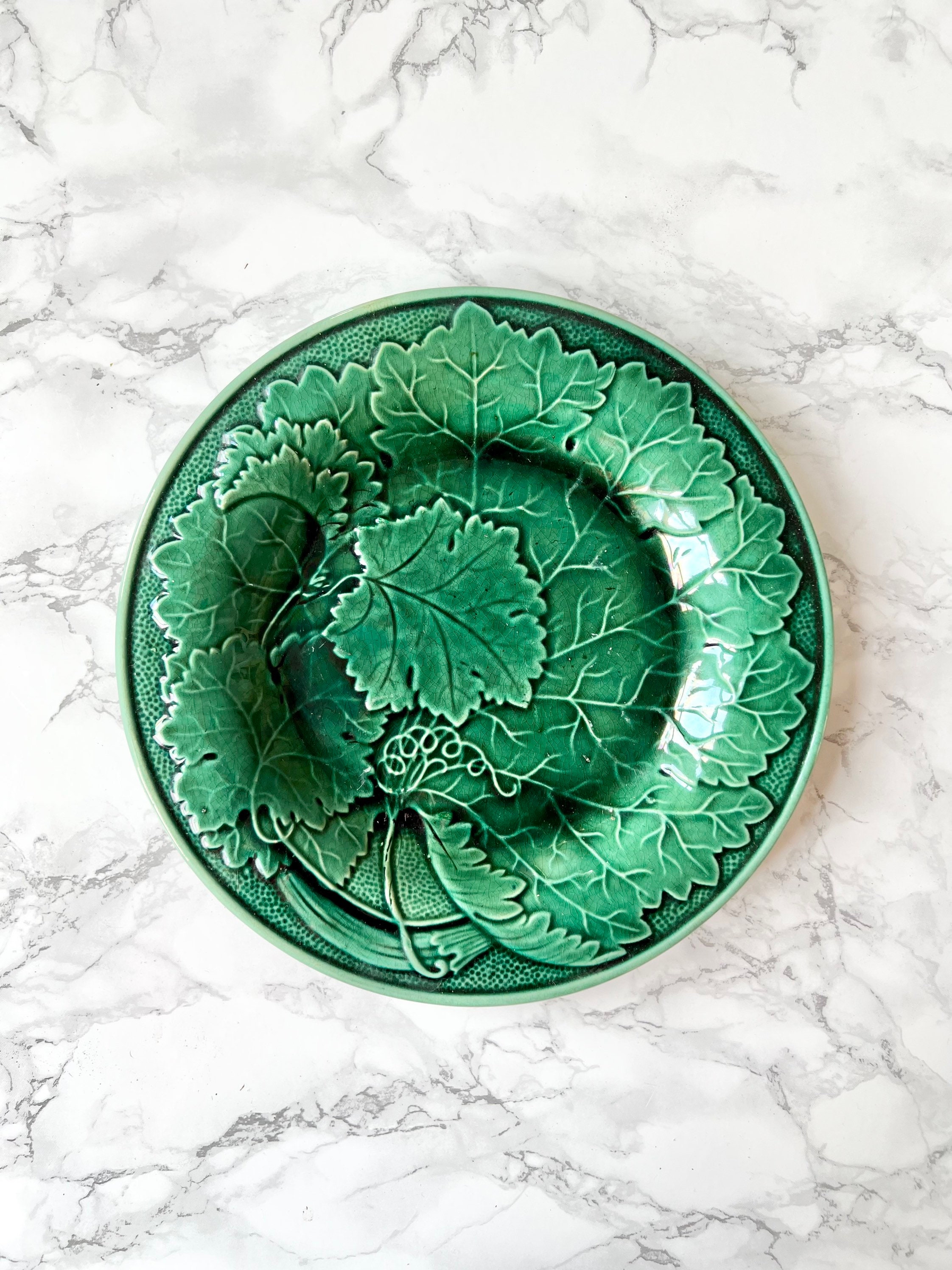 Assiette Ancienne en Faïence Vert Foncé à Décor Moulé de Feuilles Vigne