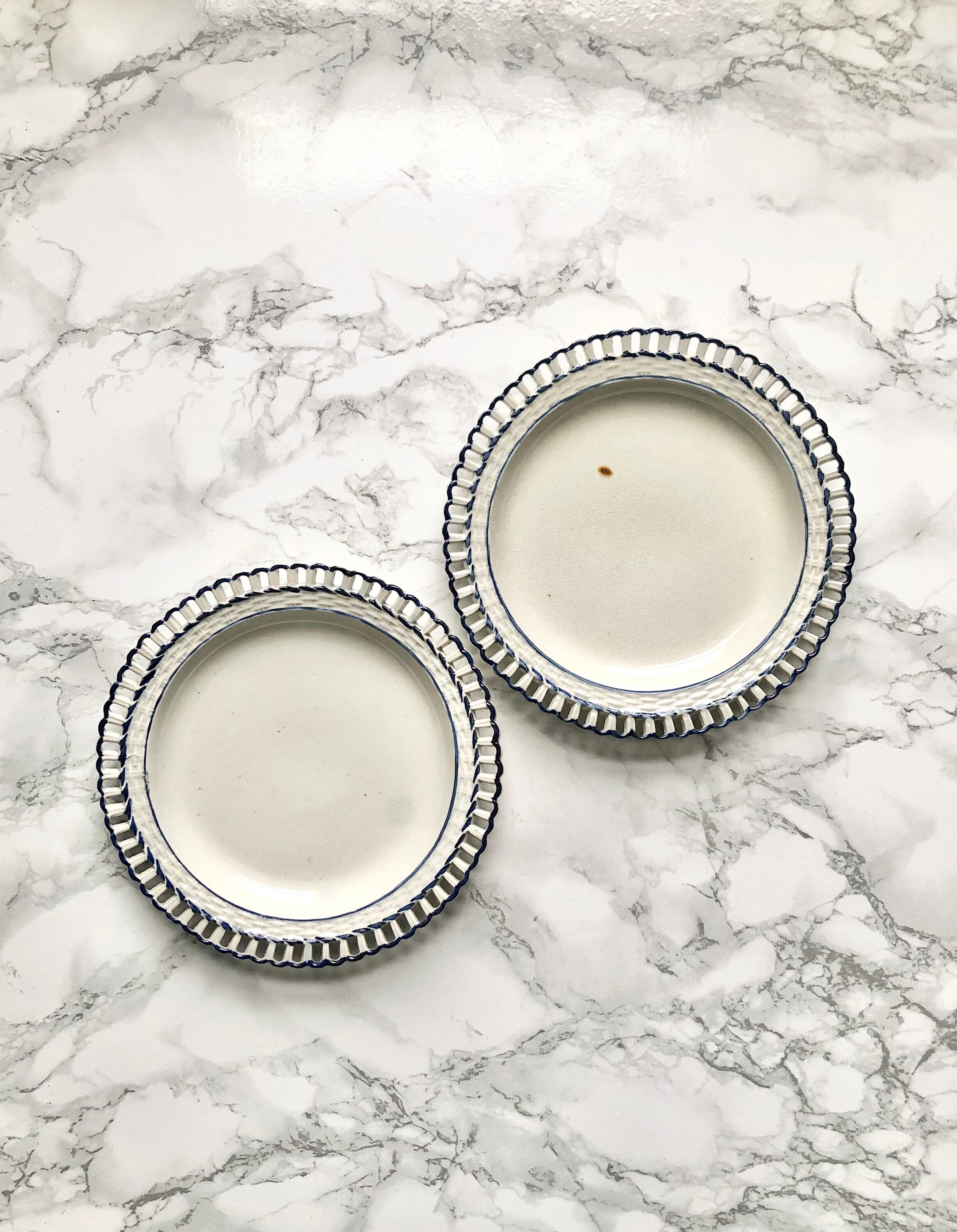 Ensemble de 2 Assiettes en Faïence Ancienne Bleu Marine et Blanche à Décor Imitant La Vannerie