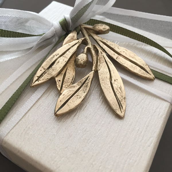 Bomboniere de mariage, faveur de mariage, branche d’olive en bronze faite à la main attachée avec des rubans de satin sur une boîte avec des amandes sucreées, vendues par la douzaine