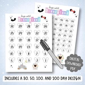 Puede incluir: Dos calendarios imprimibles blancos con diseños de orejas de Mickey Mouse, que cuentan los días hasta Disneyland. Los calendarios incluyen números y el texto "Days until Disneyland". Un marcador negro descansa sobre las páginas. También se ve el texto "Includes a 30, 50, 100, and 200 day design".