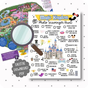 Op de afbeelding: Een digitale download PDF van een Magic Kingdom Photo Scavenger Hunt. De checklist bevat locaties zoals Cinderella's Wishing Well, Liberty Tree en Rapunzel's Tower. Een kaart en een vergrootglas zijn ook zichtbaar.